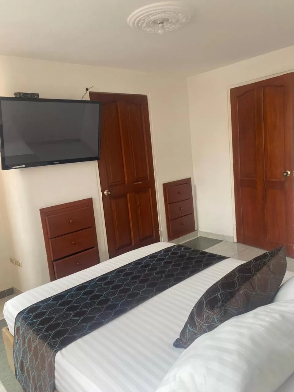 Bed, TV/Entertainment Center in Gran Hotel Cali