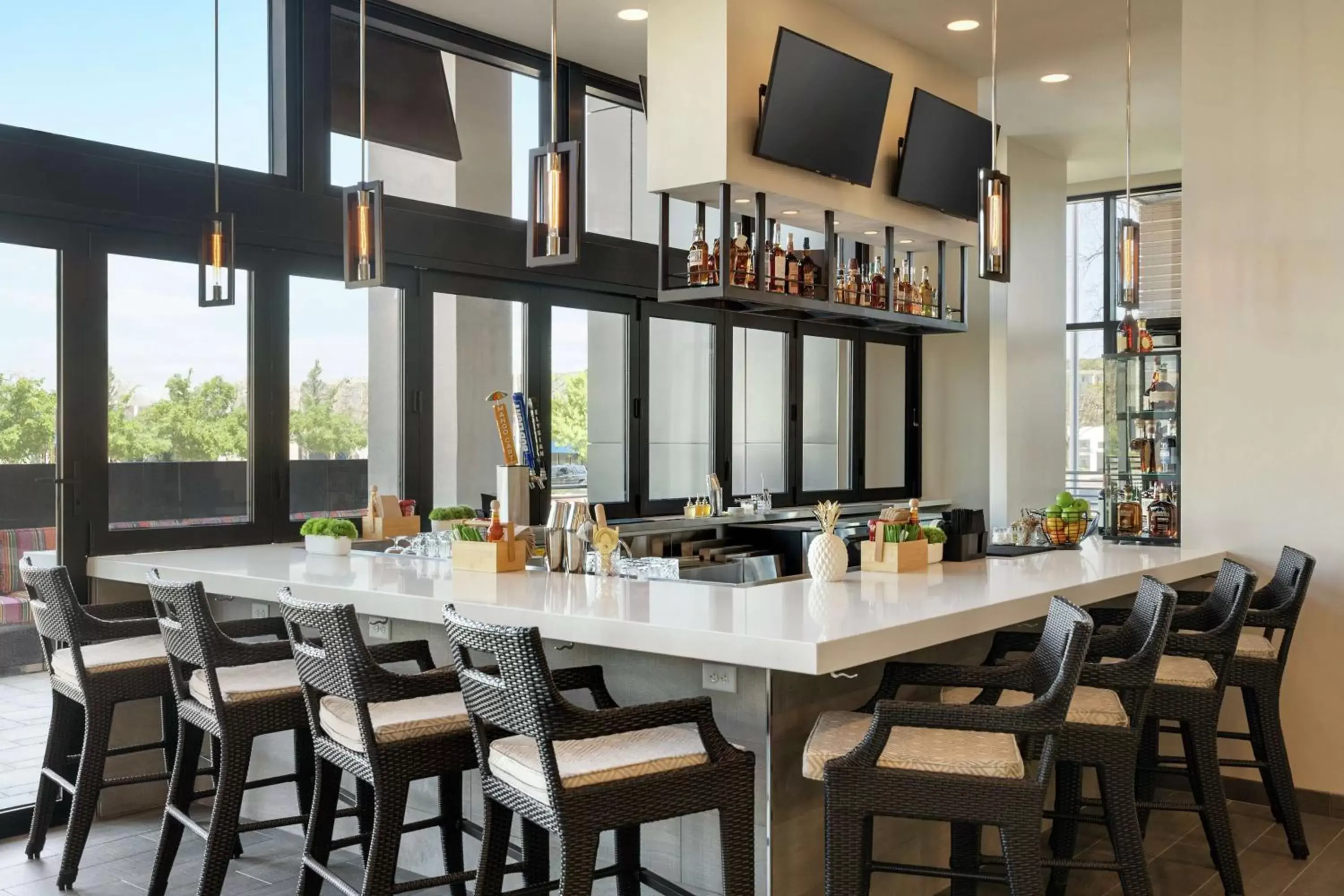 Lounge or bar, Restaurant/Places to Eat in Home2 Suites By Hilton Woodland Hills Los Angeles