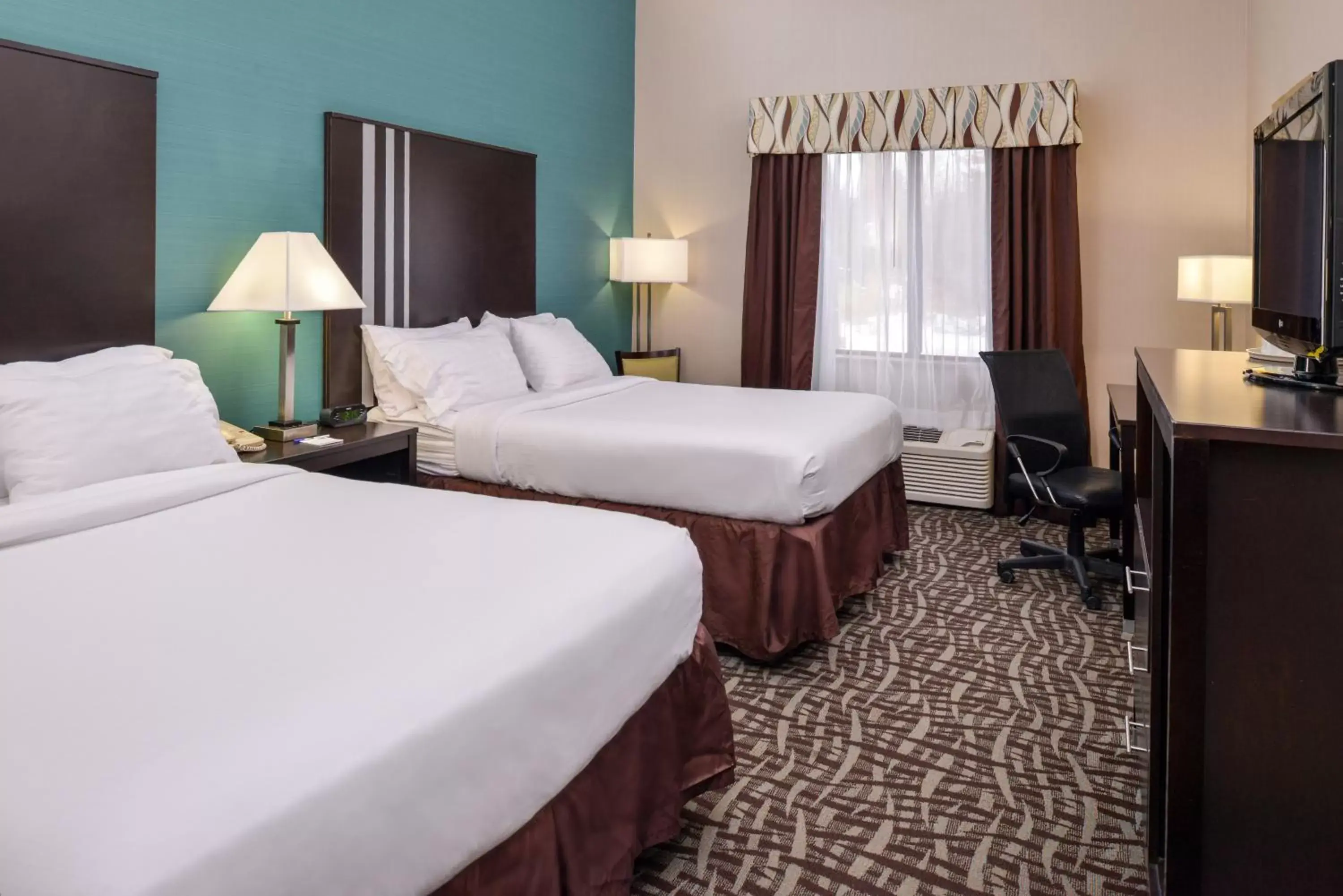 Photo of the whole room, Bed in Holiday Inn Express Hotel & Suites Youngstown - North Lima/Boardman, an IHG Hotel