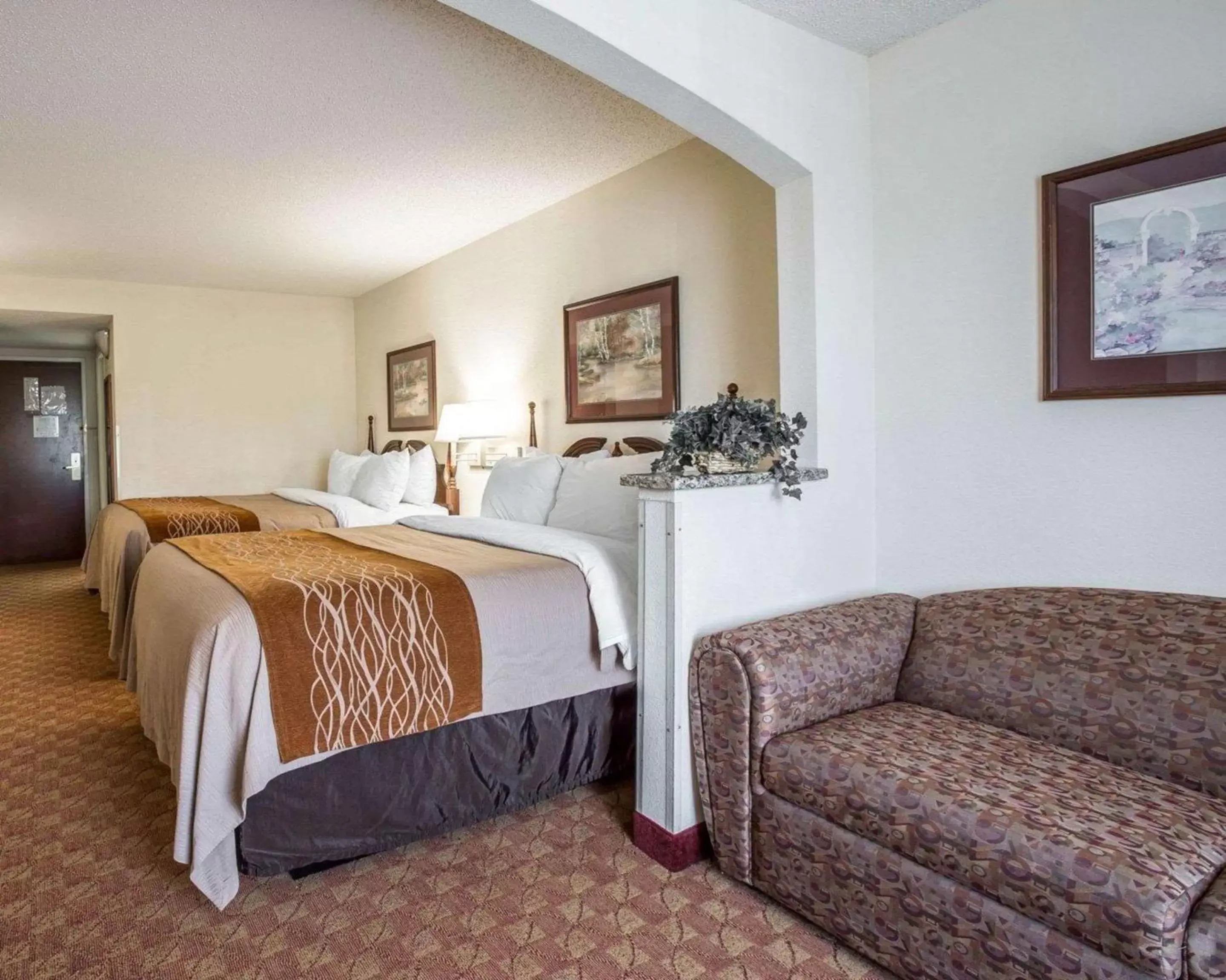 Photo of the whole room, Bed in Comfort Inn & Suites at I-85