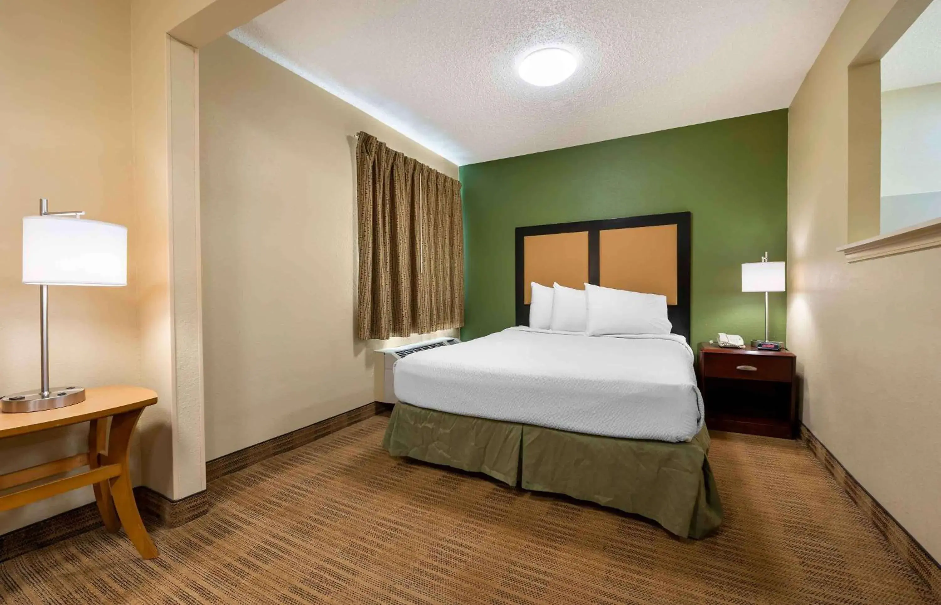 Bedroom, Bed in Extended Stay America Suites - Indianapolis - Northwest - College Park