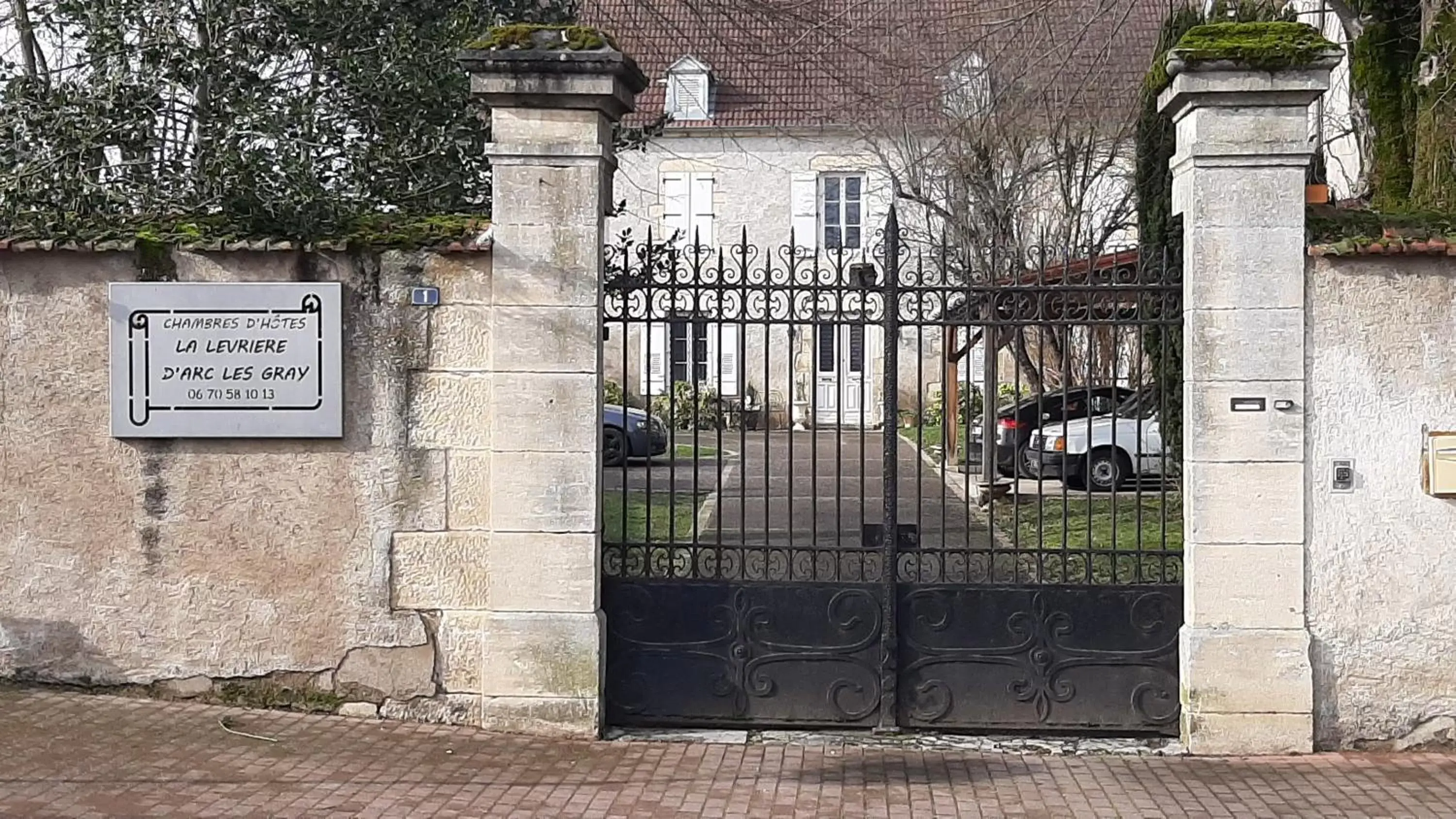 Facade/entrance in La Levriere d'Arc les Gray Chambre D'hotes