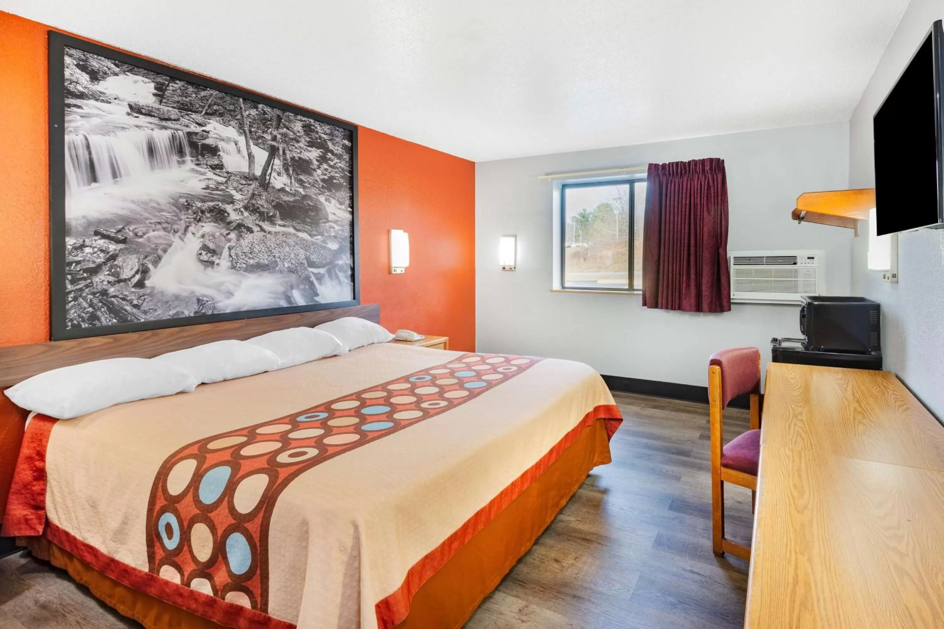 Photo of the whole room, Bed in Super 8 by Wyndham Waynesburg