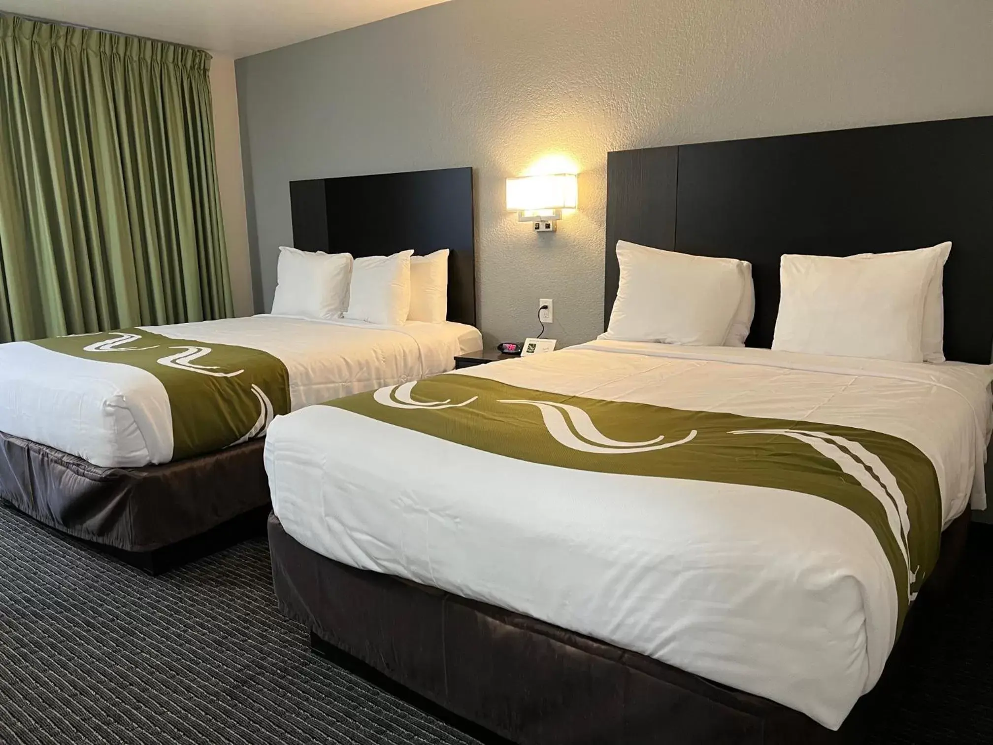 Bed in Quality Inn & Suites South San Jose - Morgan Hill