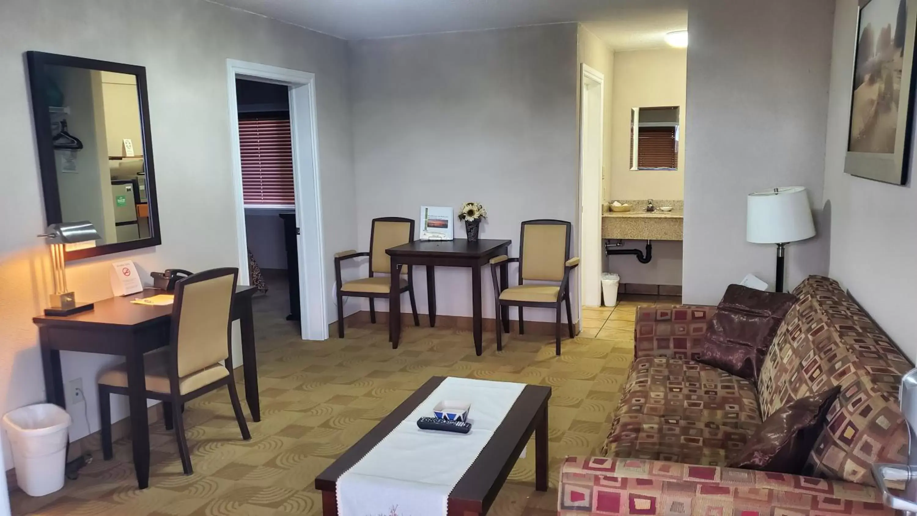 Living room, Restaurant/Places to Eat in Shoreside Inn & Suites