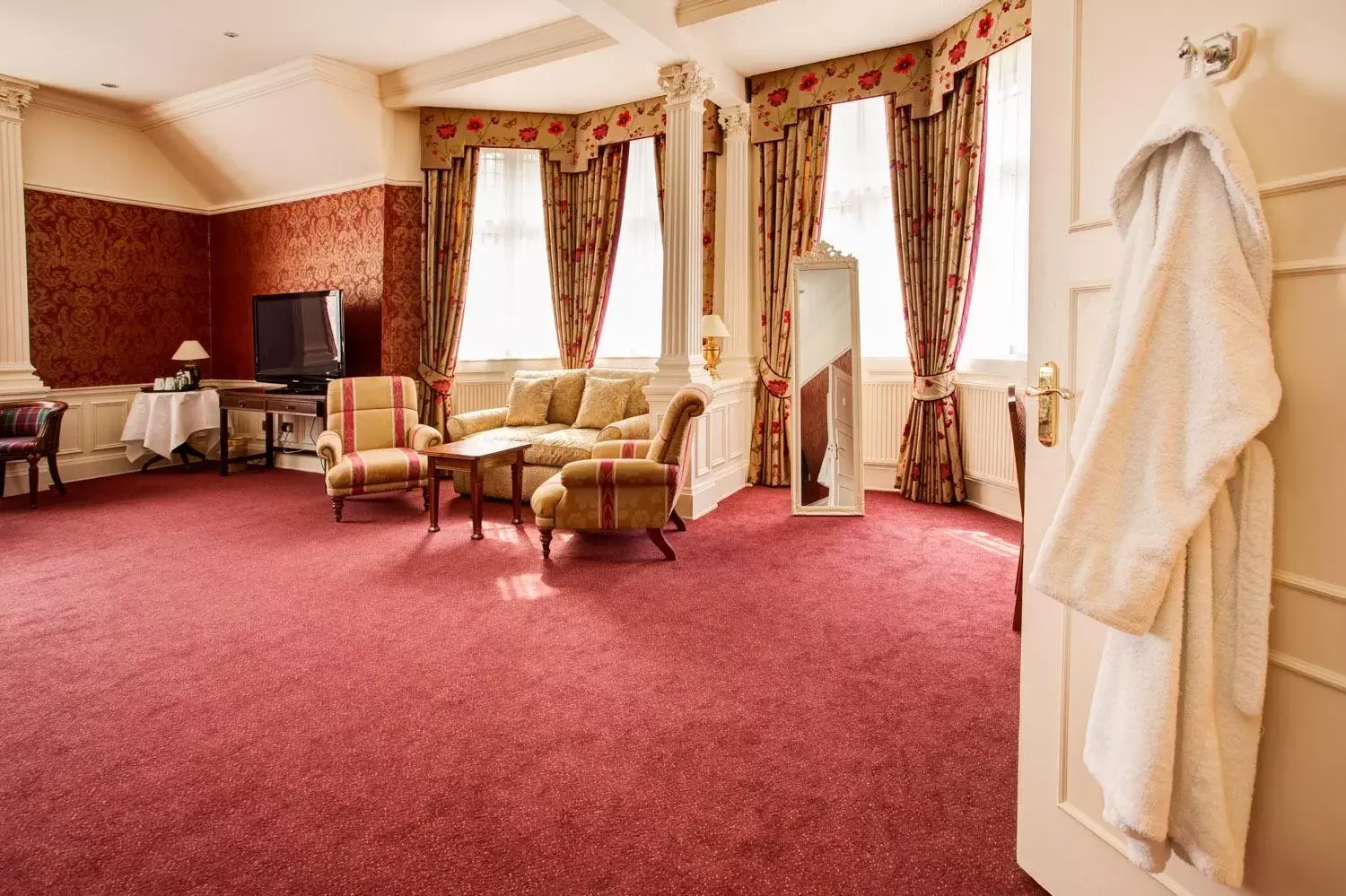 Bedroom, Seating Area in Best Western PLUS Grim's Dyke Hotel