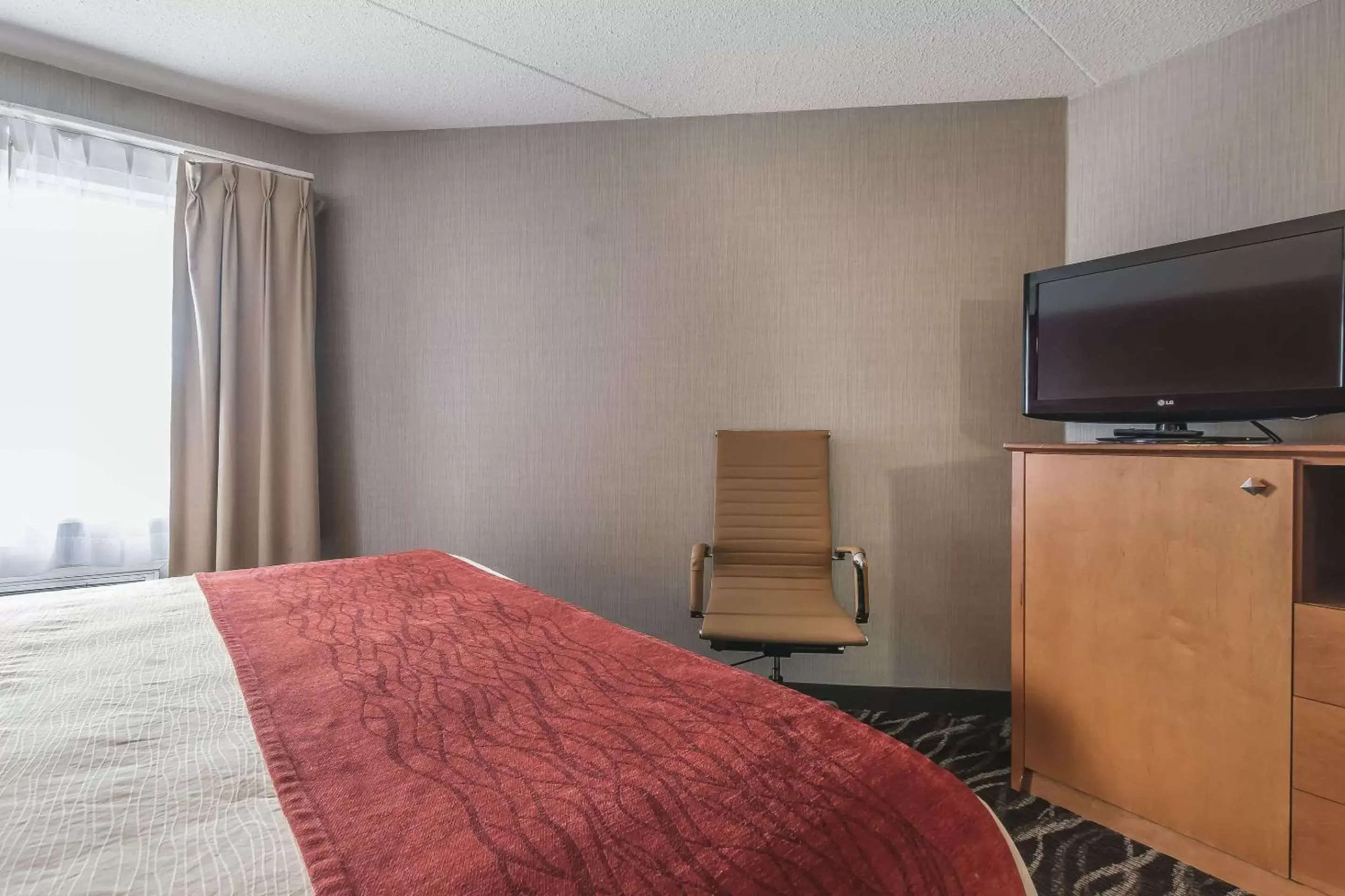 Photo of the whole room, TV/Entertainment Center in Comfort Inn Oshawa