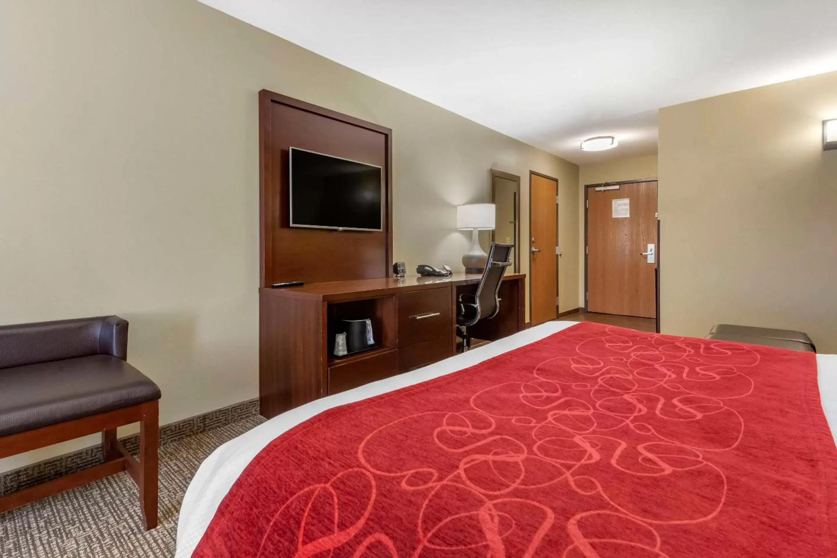 Bedroom, Bed in Comfort Suites Bridgeport - Clarksburg