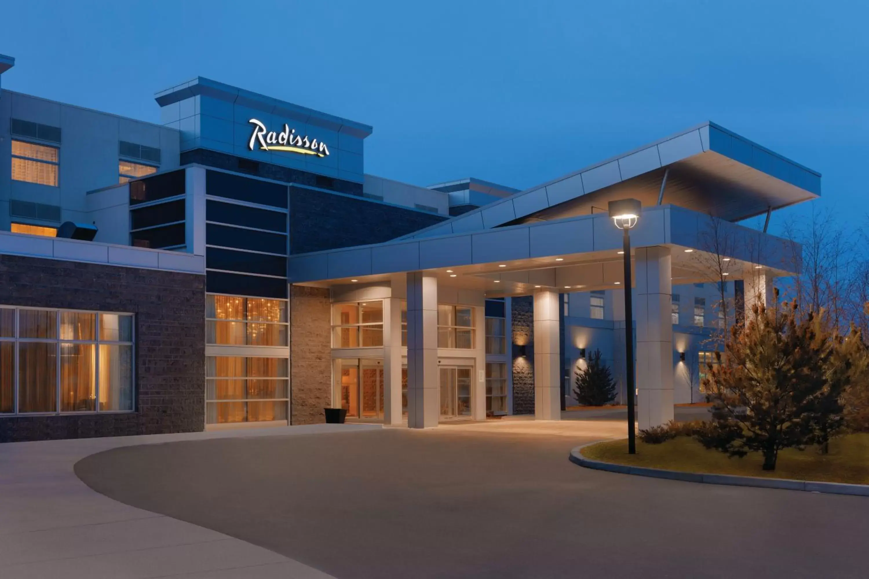 Facade/entrance in Radisson Hotel & Conference Centre Calgary Airport Facade/entrance in Radisson Hotel & Conference Centre Calgary Airport