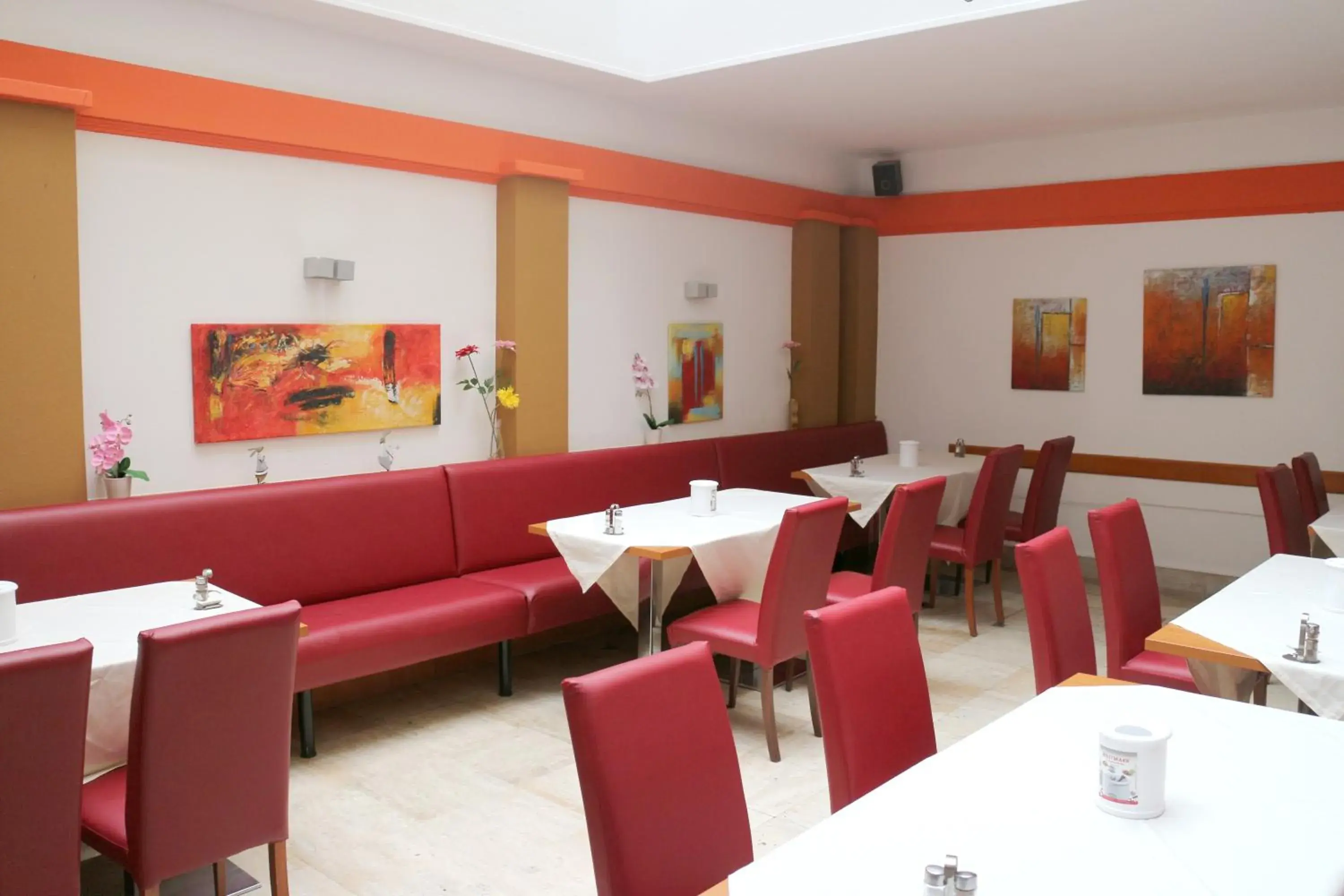 Restaurant/Places to Eat in Hotel Carina