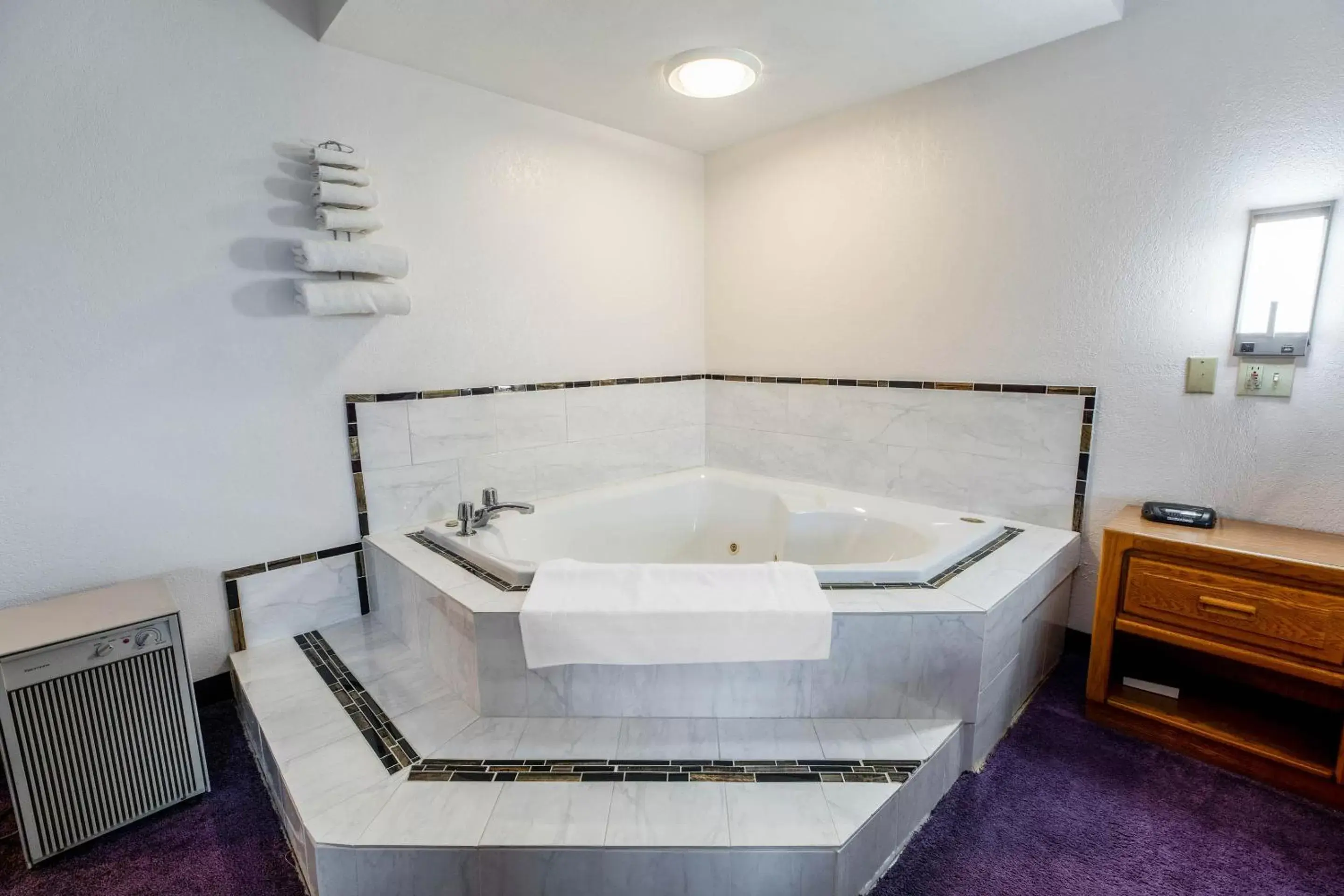 Hot Tub, Bathroom in OYO Hotel Chesaning Route 52 & Hwy 57