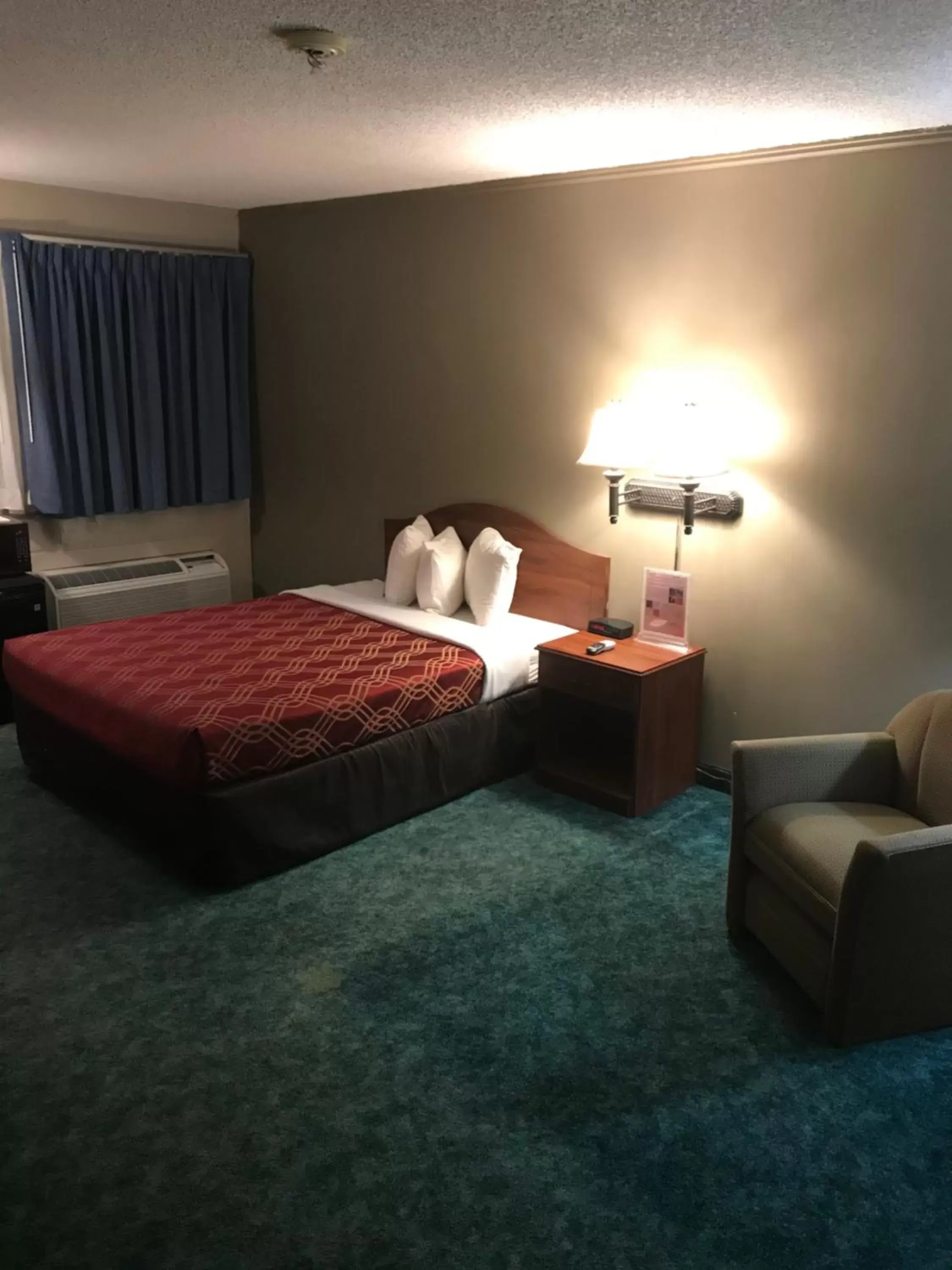 Bedroom, Bed in Econo Lodge Salina Scenic Route 89 & I-70