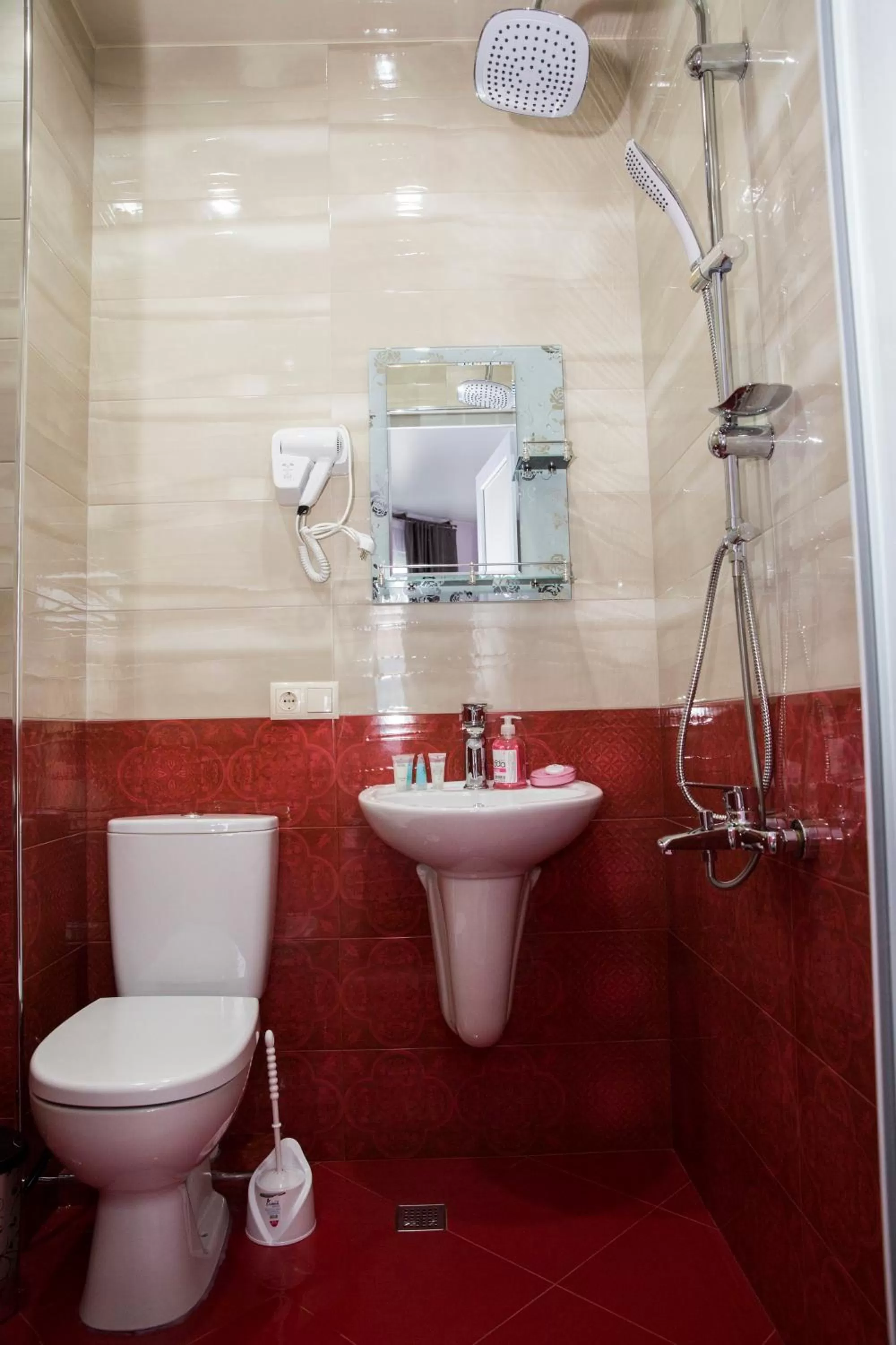 Shower, Bathroom in Hotel Maria