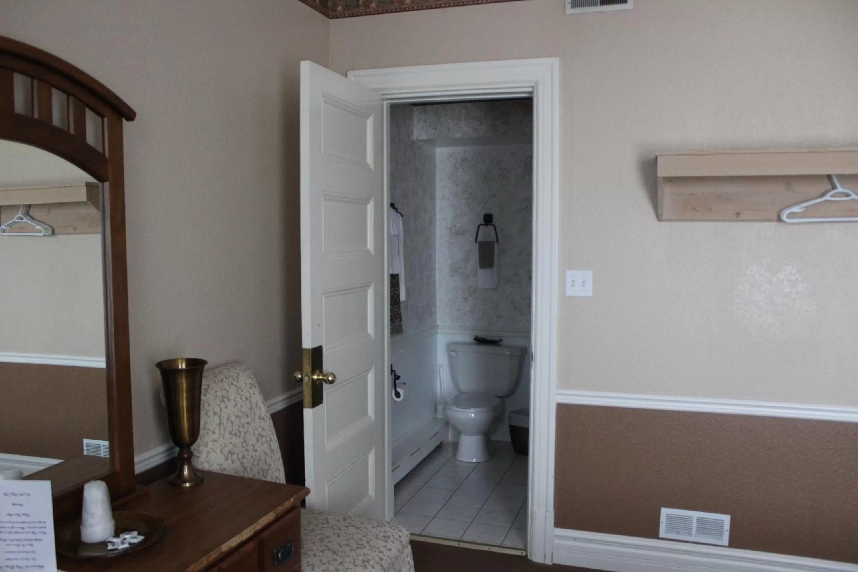 Toilet, Bathroom in The King George Inn