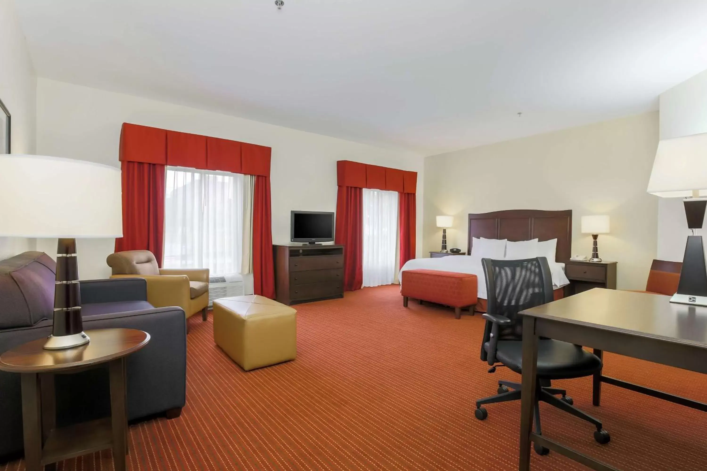 Bedroom, Seating Area in Hampton Inn Champaign/Urbana