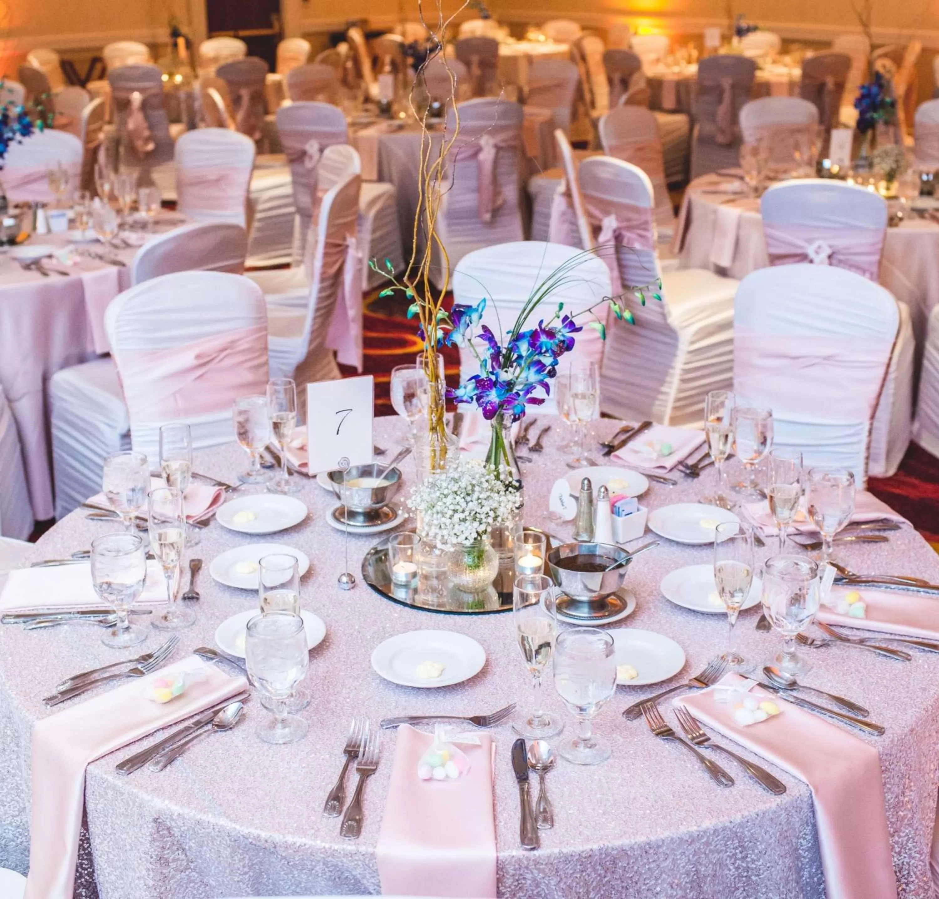 Dining area in Embassy Suites Cleveland - Beachwood
