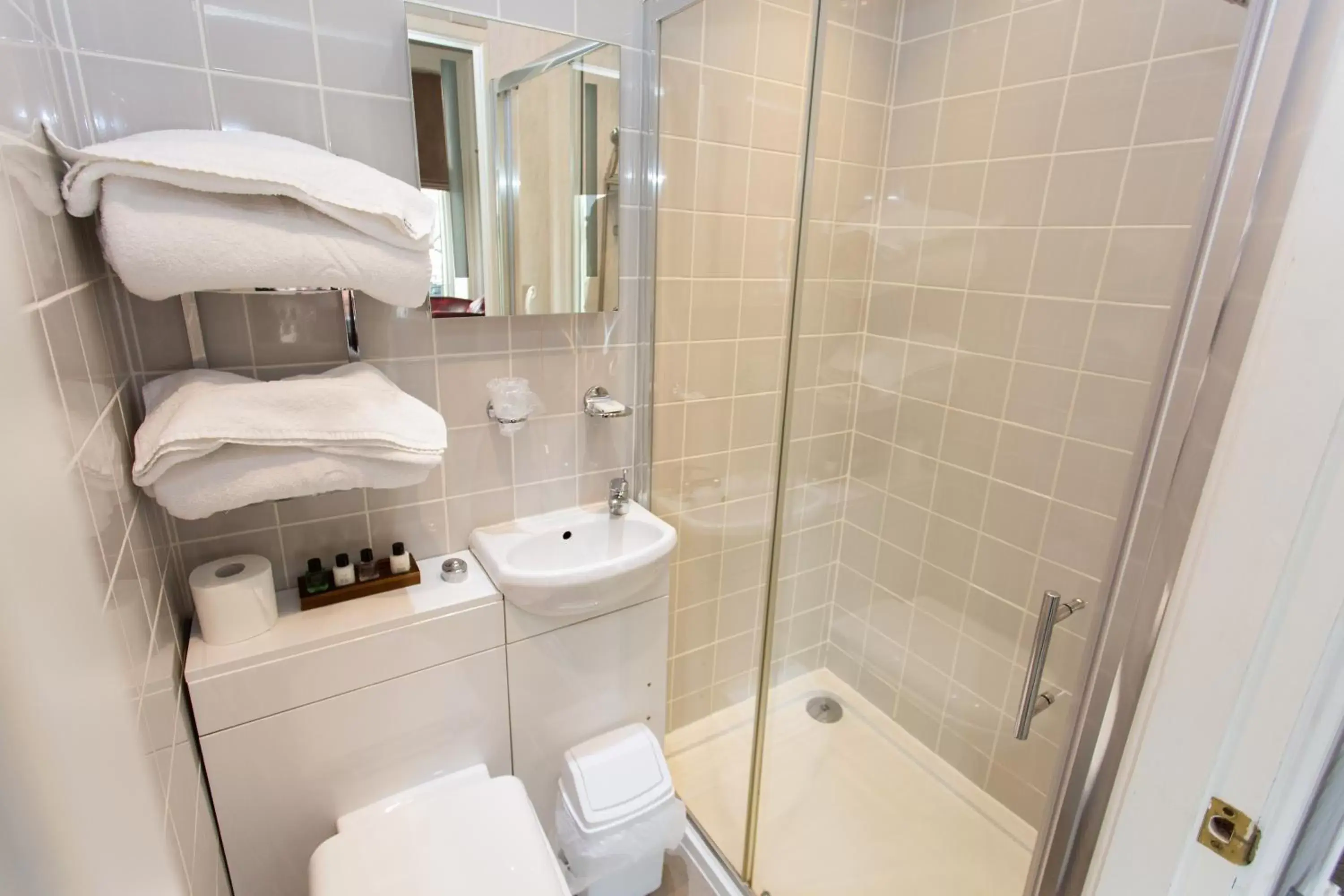 Shower, Bathroom in The Queens Hotel