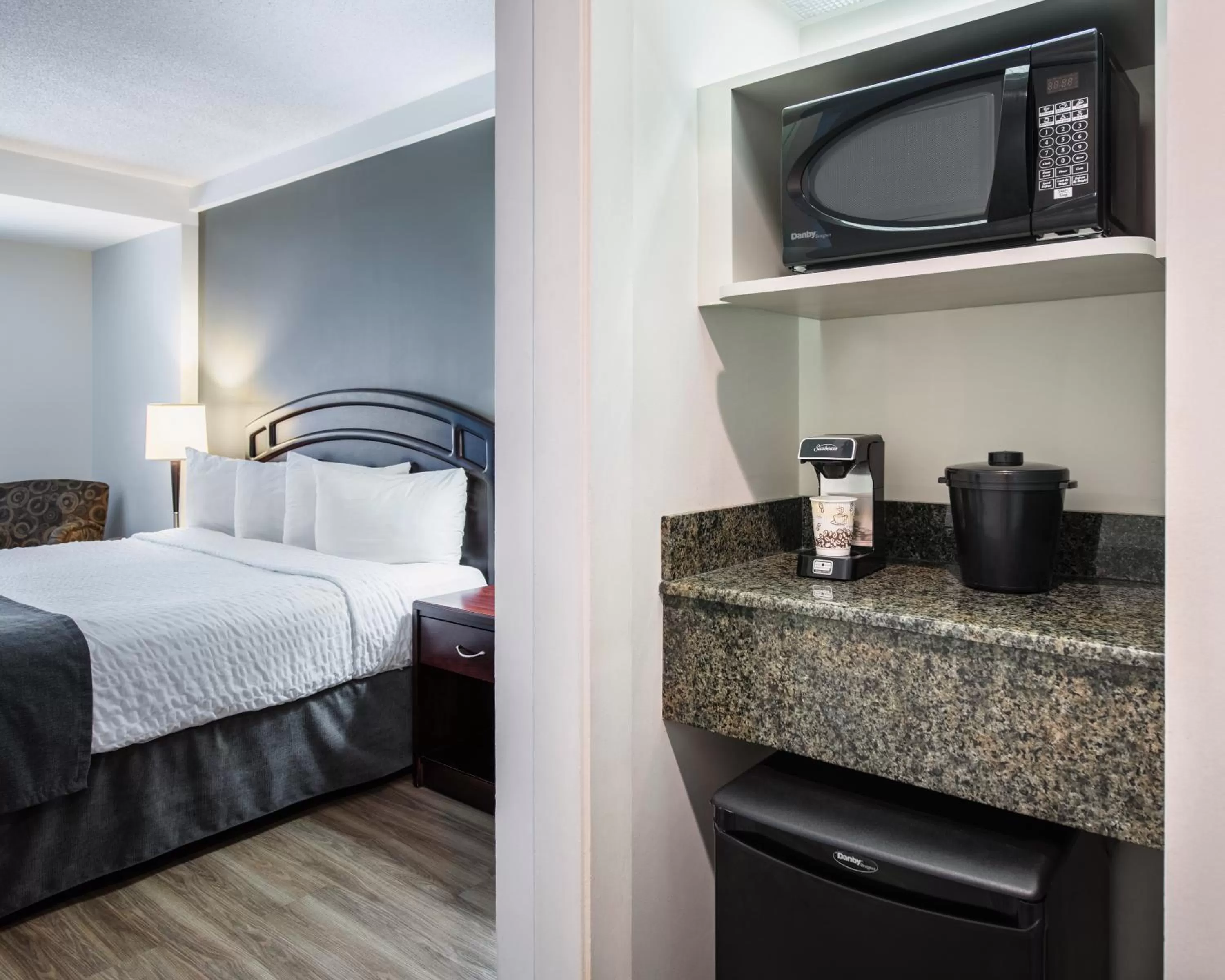 Coffee/tea facilities, Bed in Viscount Gort Hotel, Banquet & Conference Centre