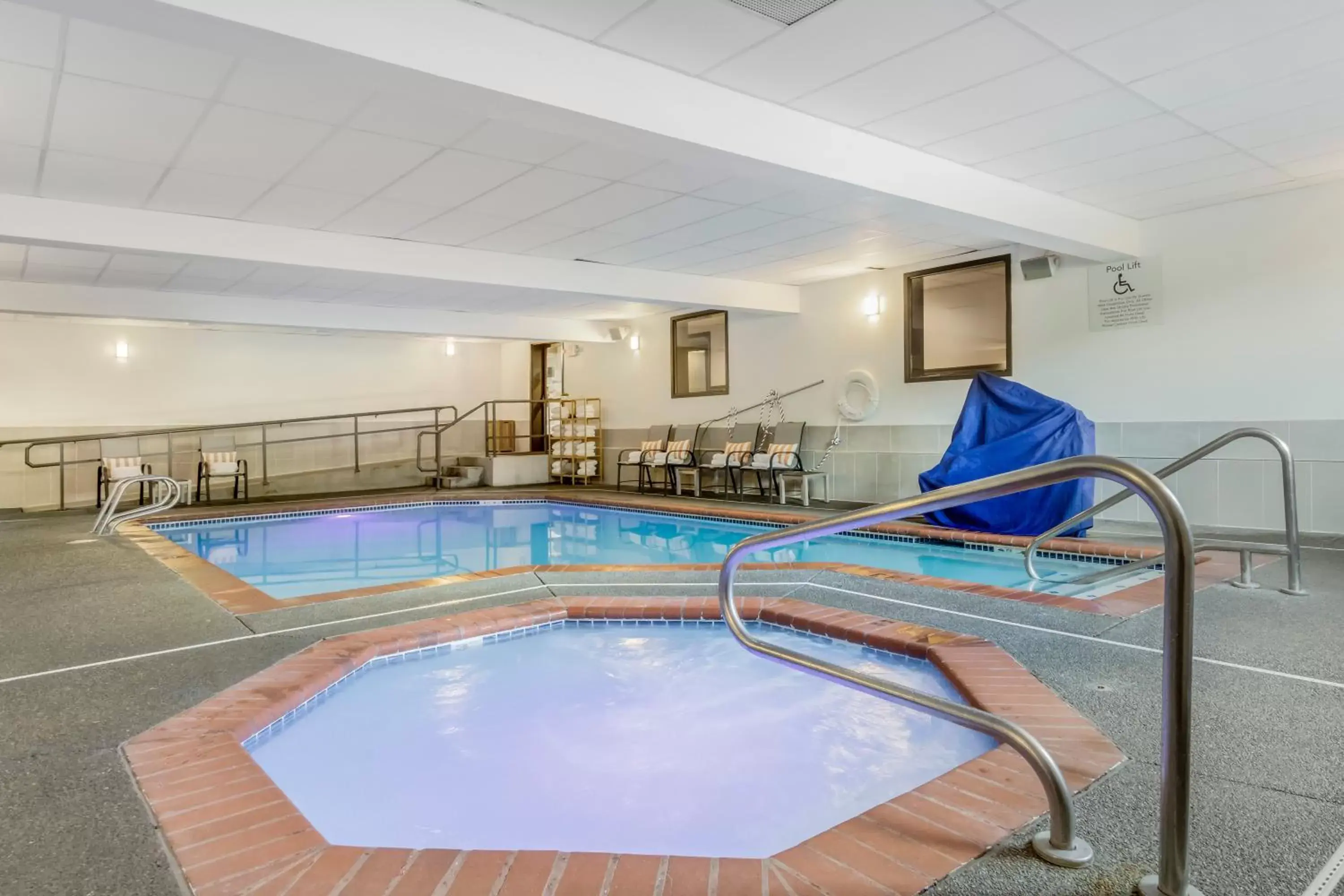 Swimming Pool in Comfort Inn & Suites Pacific – Auburn
