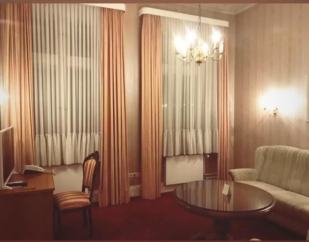 Photo of the whole room, Seating Area in Hotel Kaiserhof Deluxe