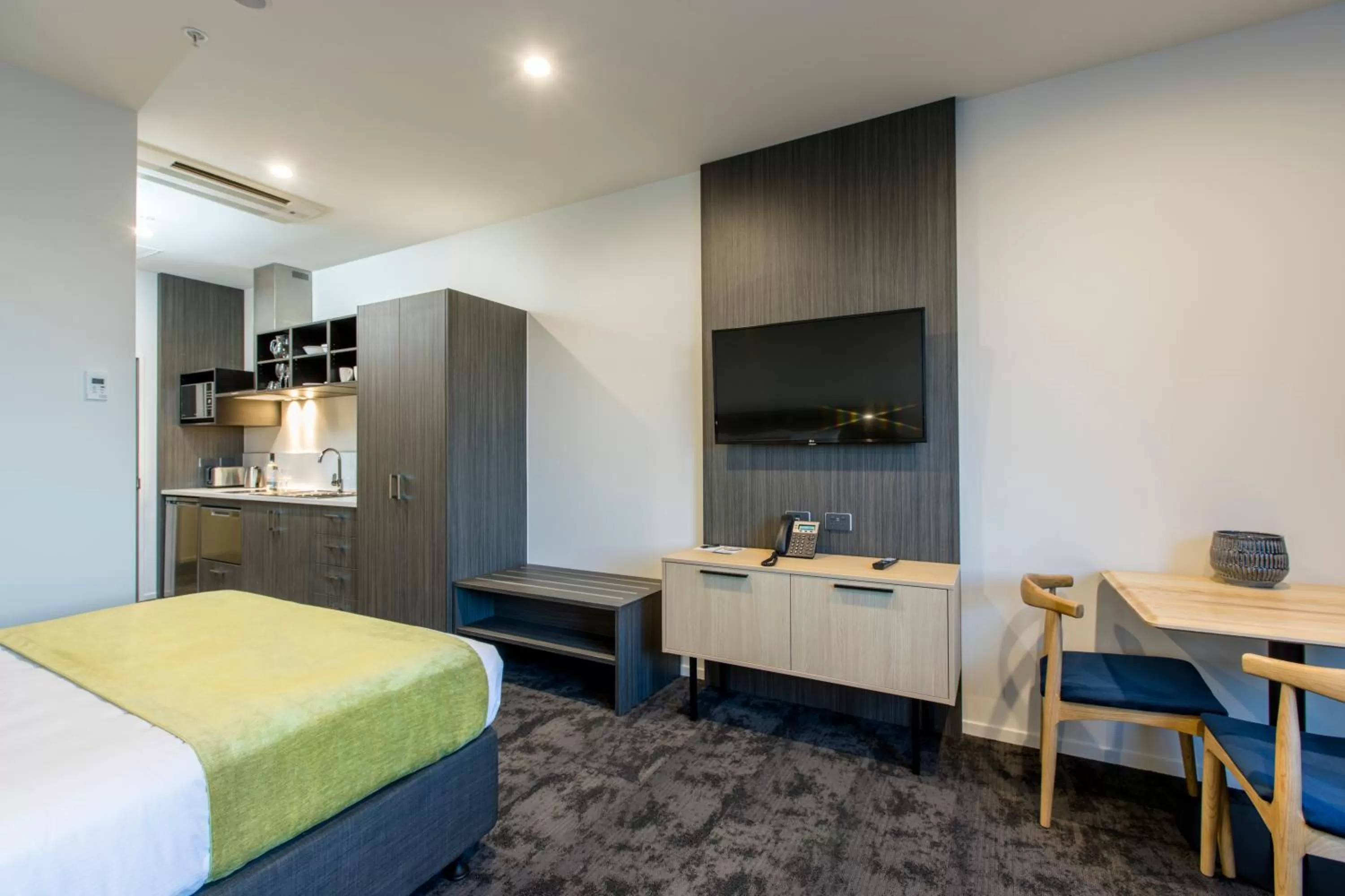 TV and multimedia, Bed in Quest on Manchester Serviced Apartments