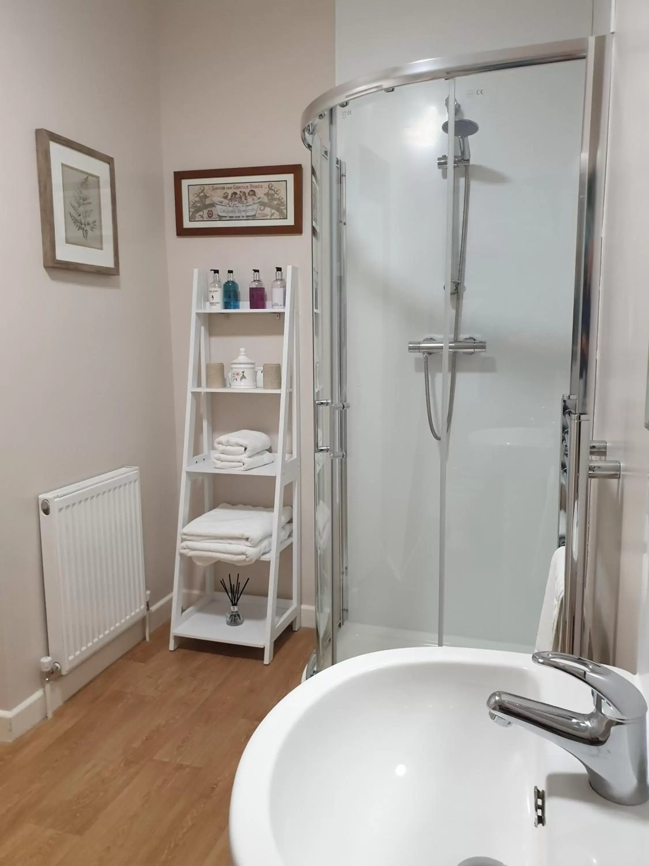 Bathroom in The Clarendon Country Pub with rooms