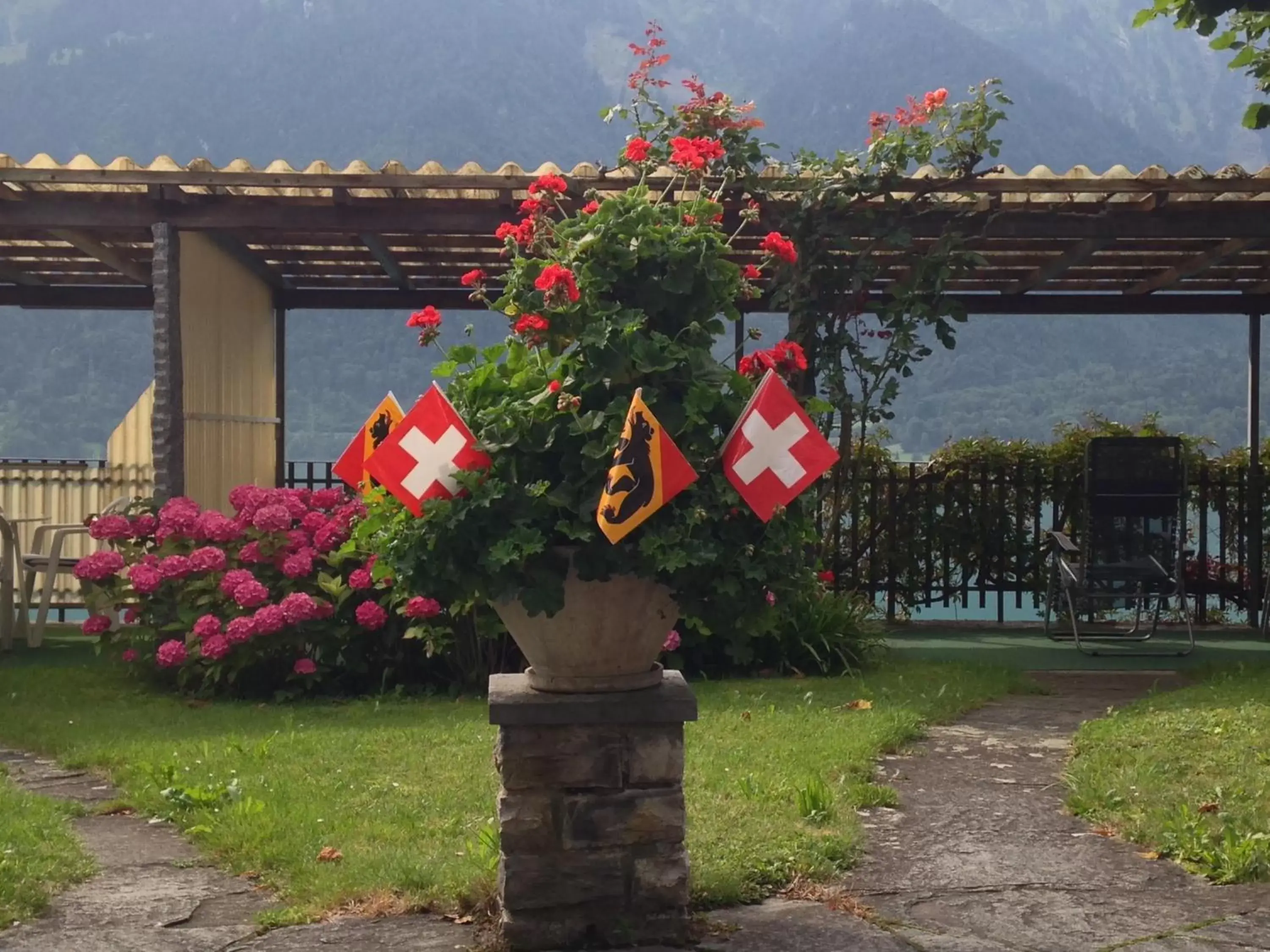 Garden in Alpina Boutique Hotel Ringgenberg