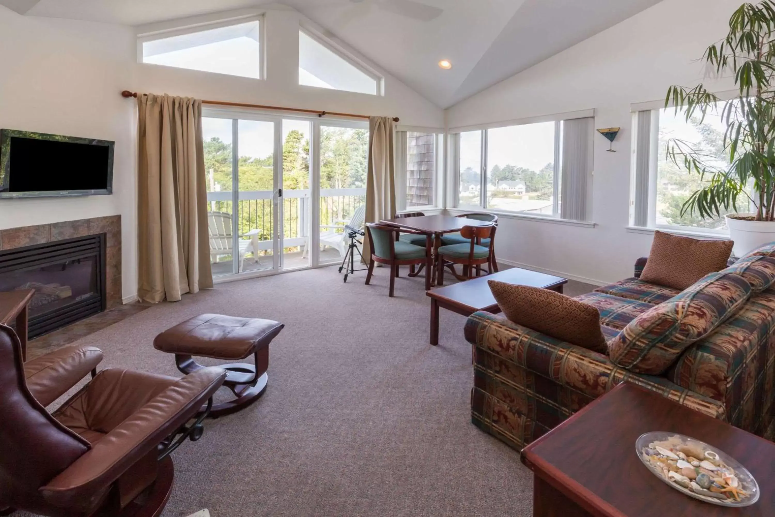 Other, Seating Area in Travelodge by Wyndham Depoe Bay