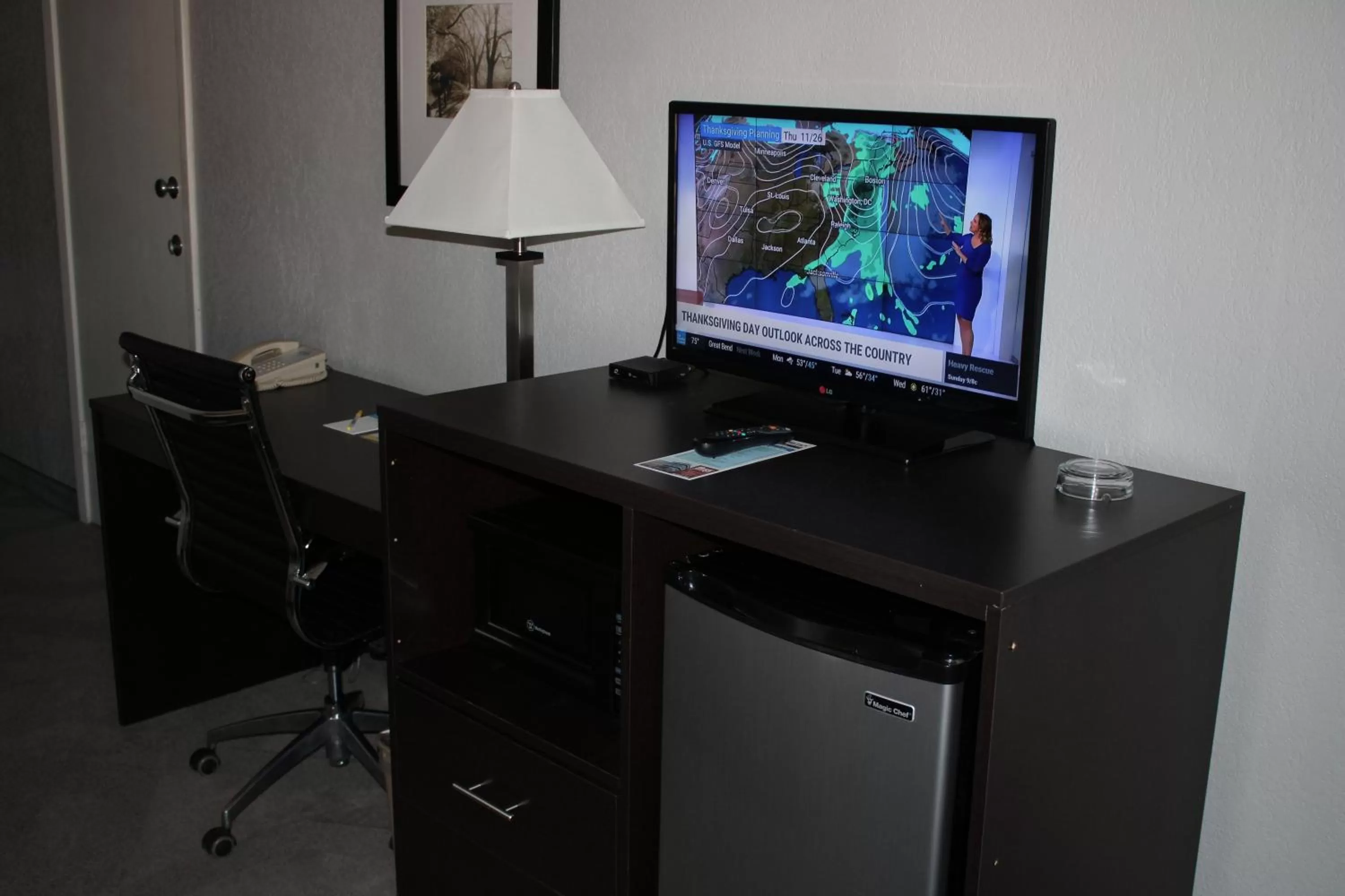 TV and multimedia in Days Inn by Wyndham Hays