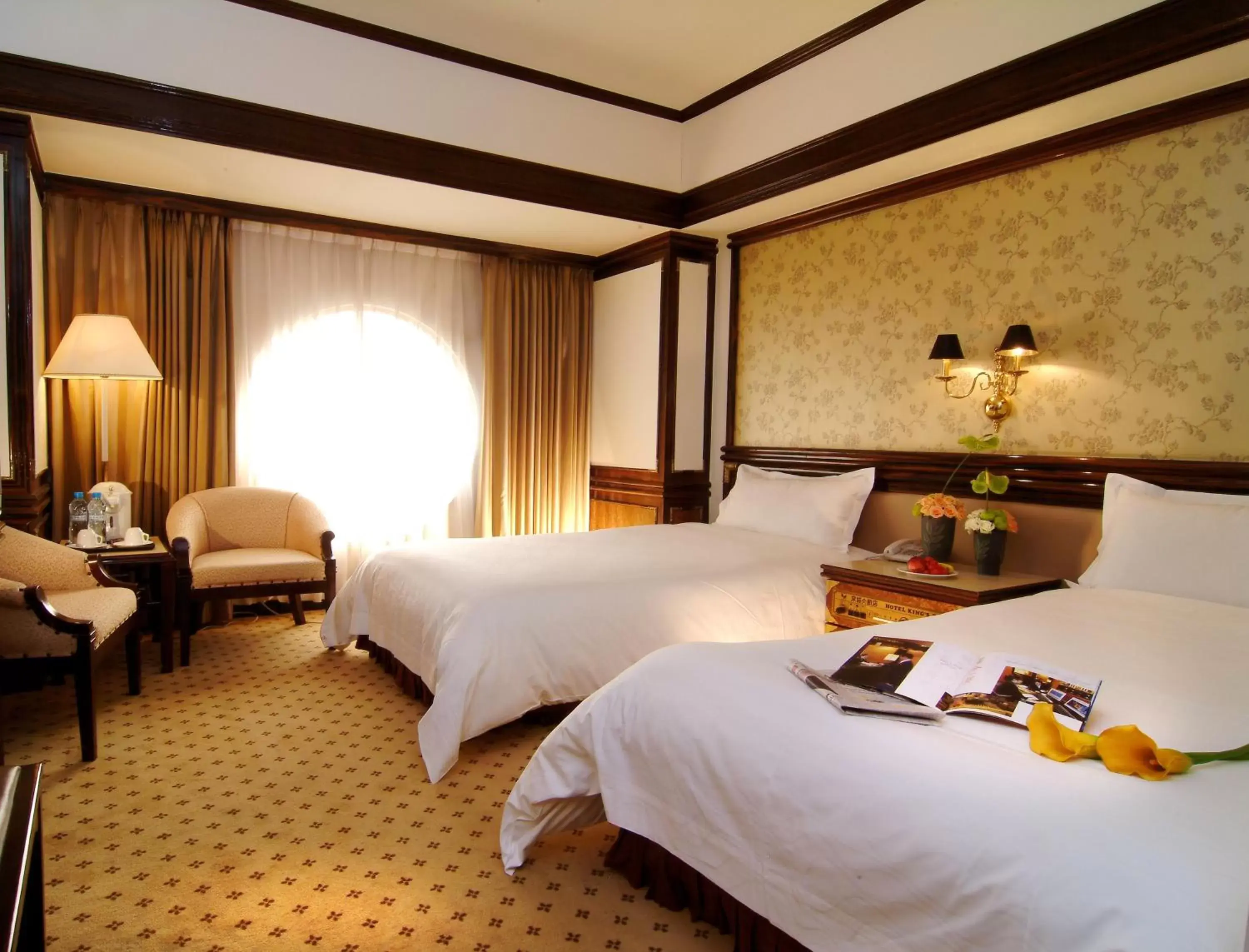 Photo of the whole room, Bed in King's Town Hotel