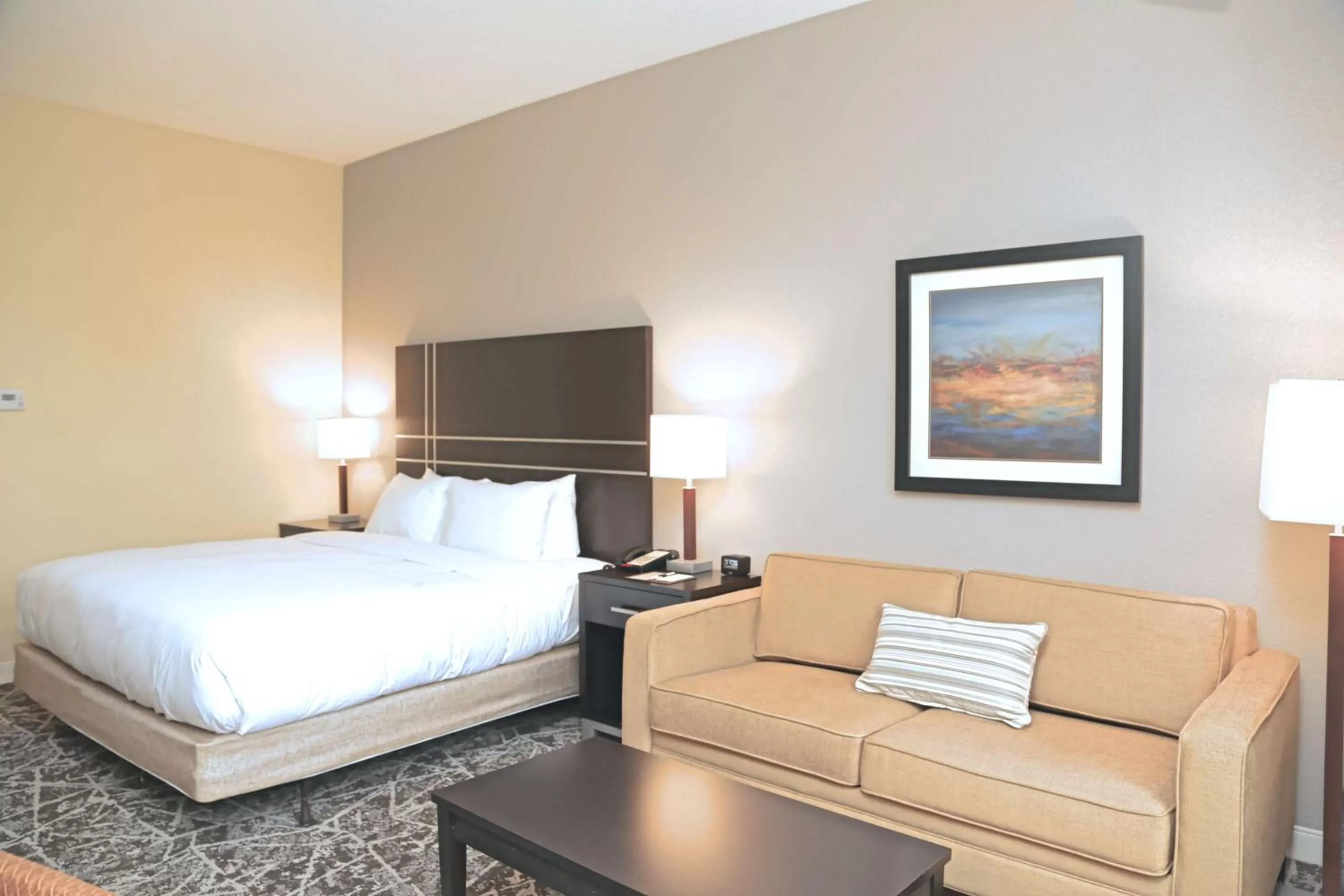 Living room, Bed in DoubleTree by Hilton Boston-Rockland