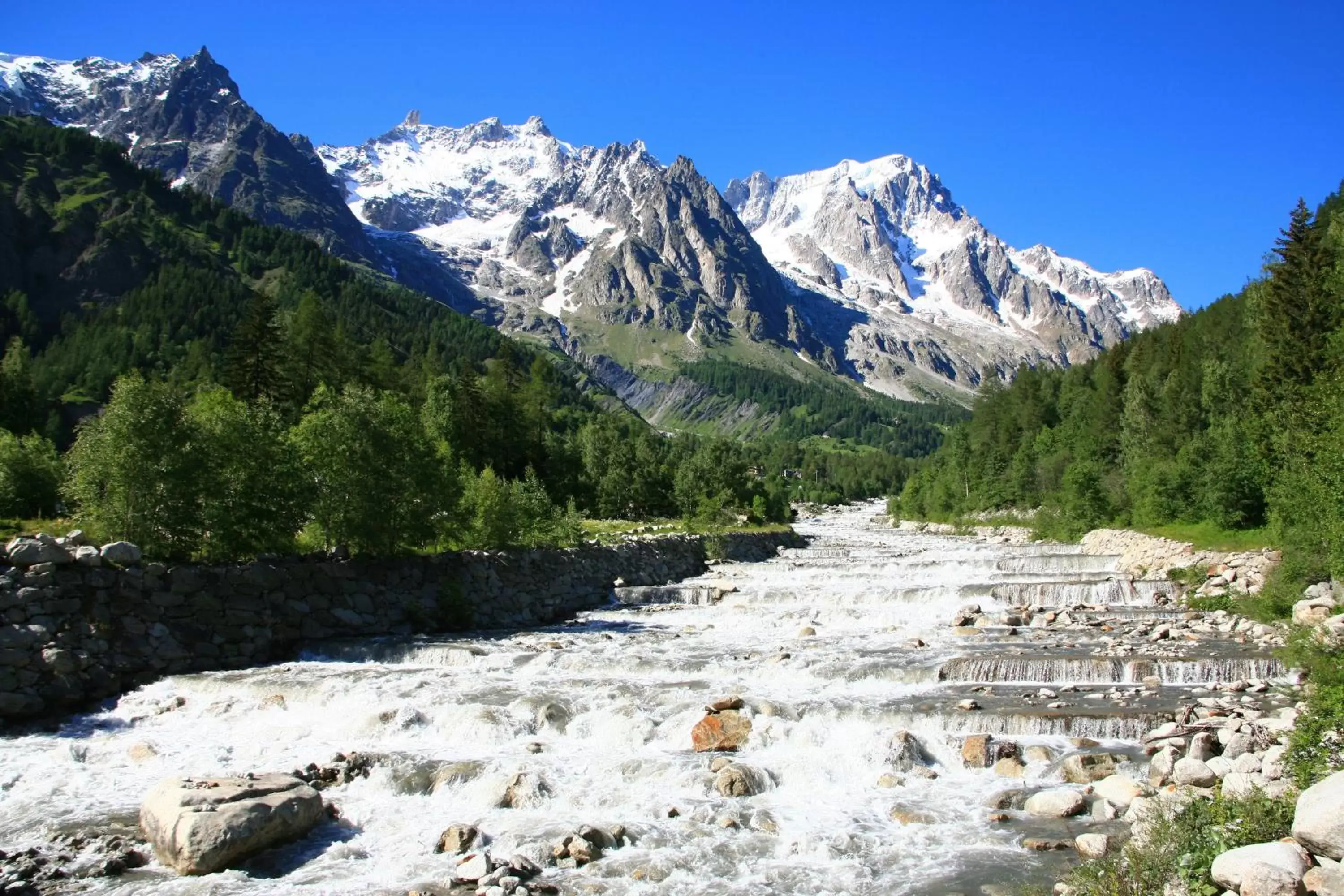 Hiking in Hotel Les Jumeaux Courmayeur