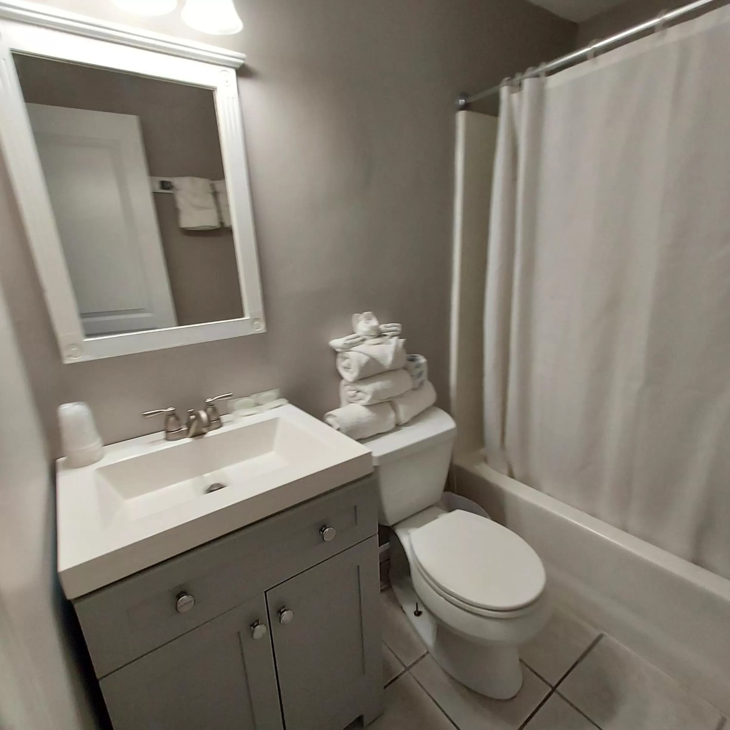 Bathroom in The Burgundy Inn Hotel and Apartments