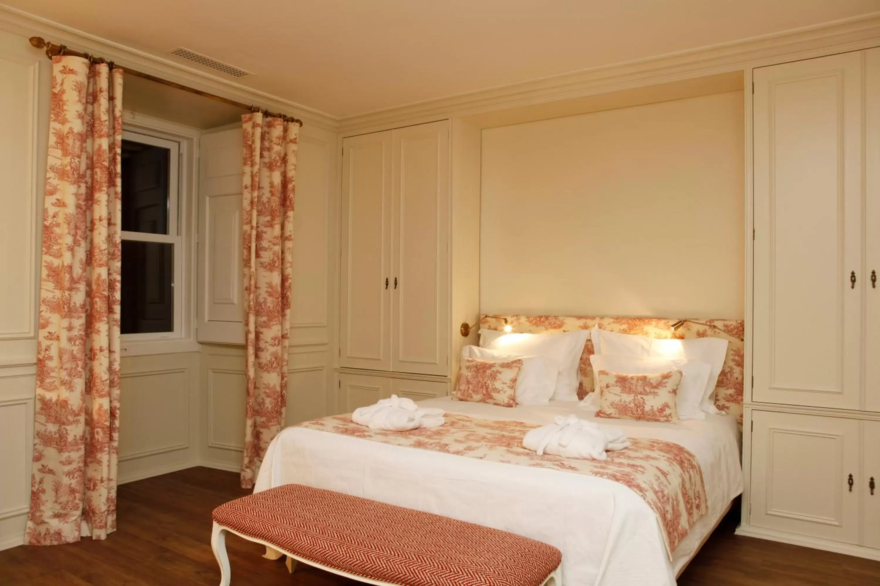 Bed in Hotel Casa Palmela - Small Luxury Hotels of The World, Hotel & Villas