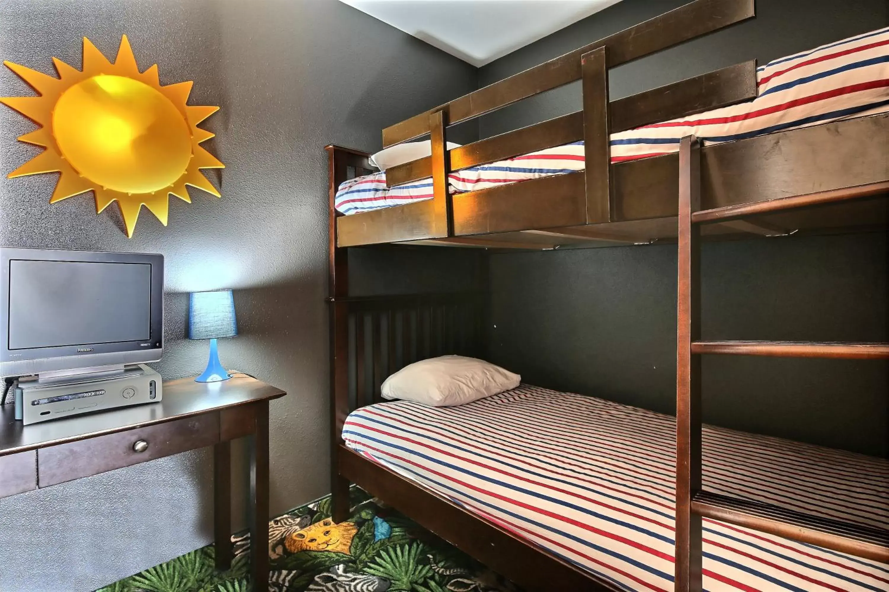 Bed, Bunk Bed in Super 8 by Wyndham Quebec City