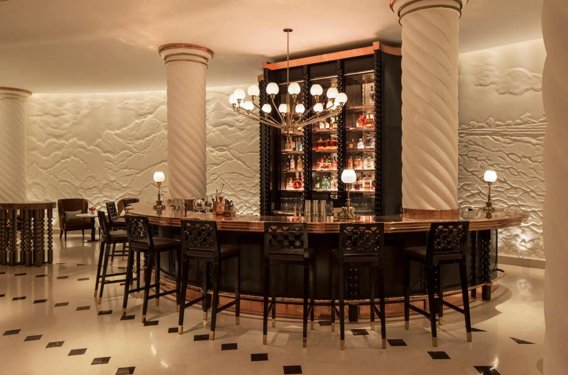 Lounge or bar, Restaurant/Places to Eat in Four Seasons Hotel London at Ten Trinity Square