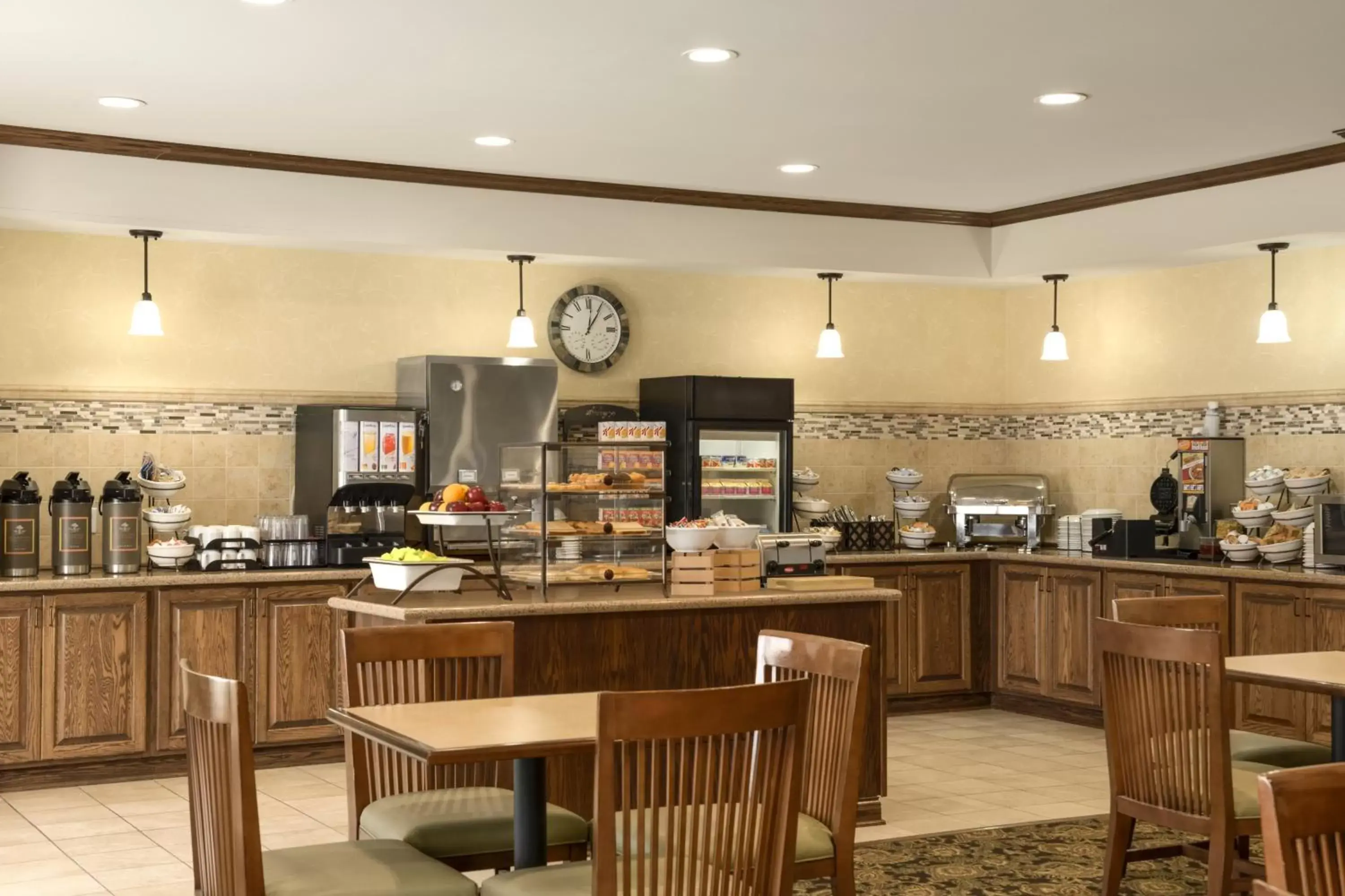 Seating area, Restaurant/Places to Eat in Country Inn & Suites by Radisson, Minot, ND