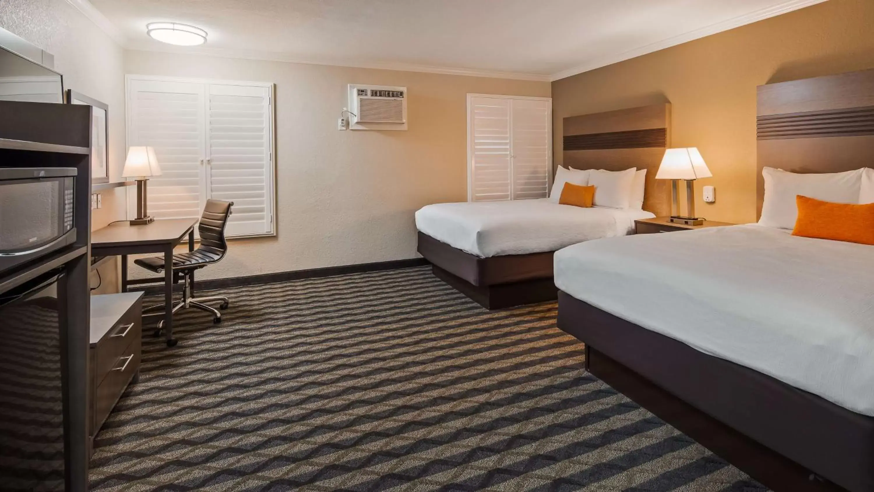 Photo of the whole room, Bed in Best Western Silicon Valley Inn