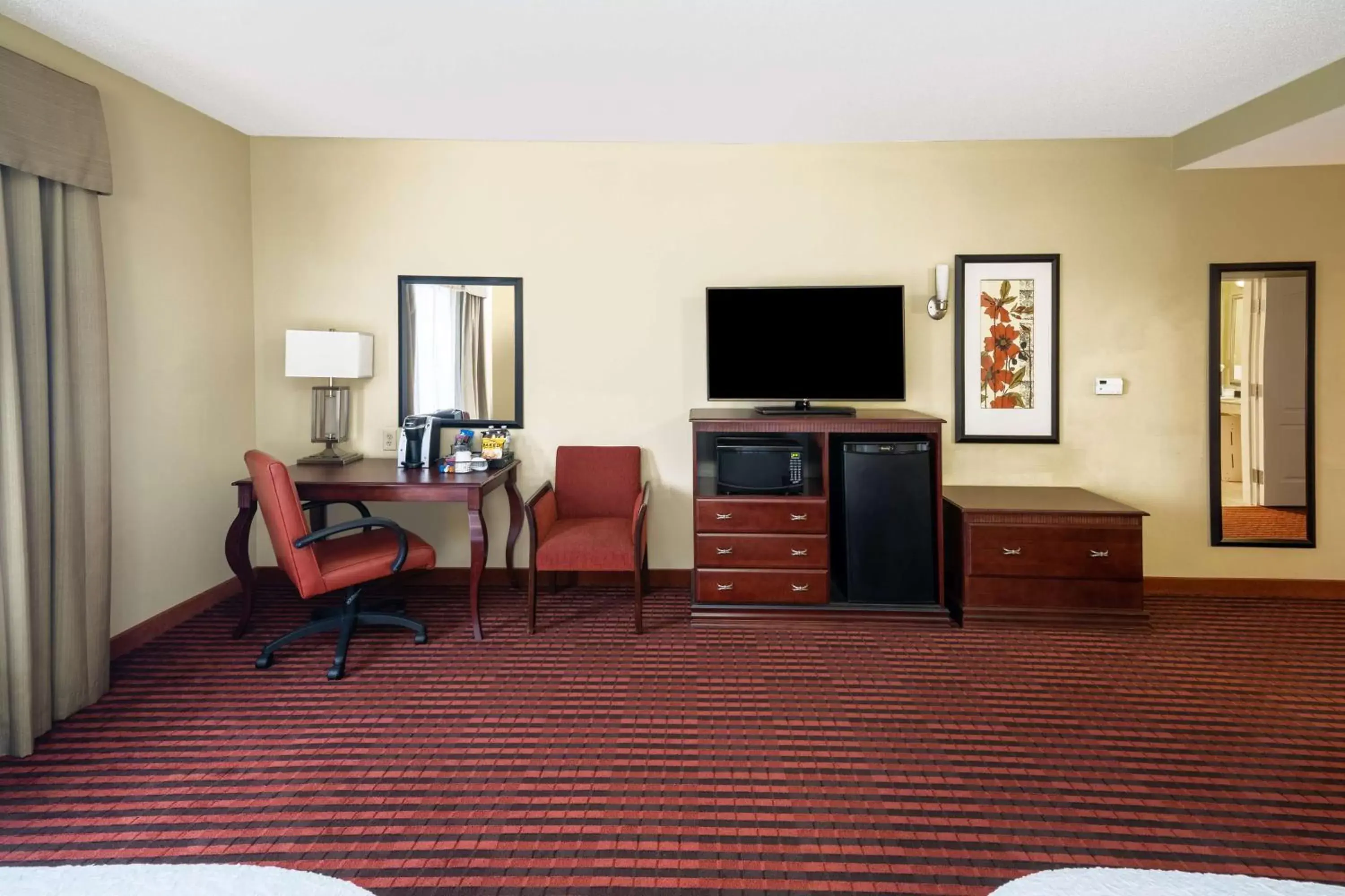 Bedroom, TV/Entertainment Center in Hampton Inn Covington