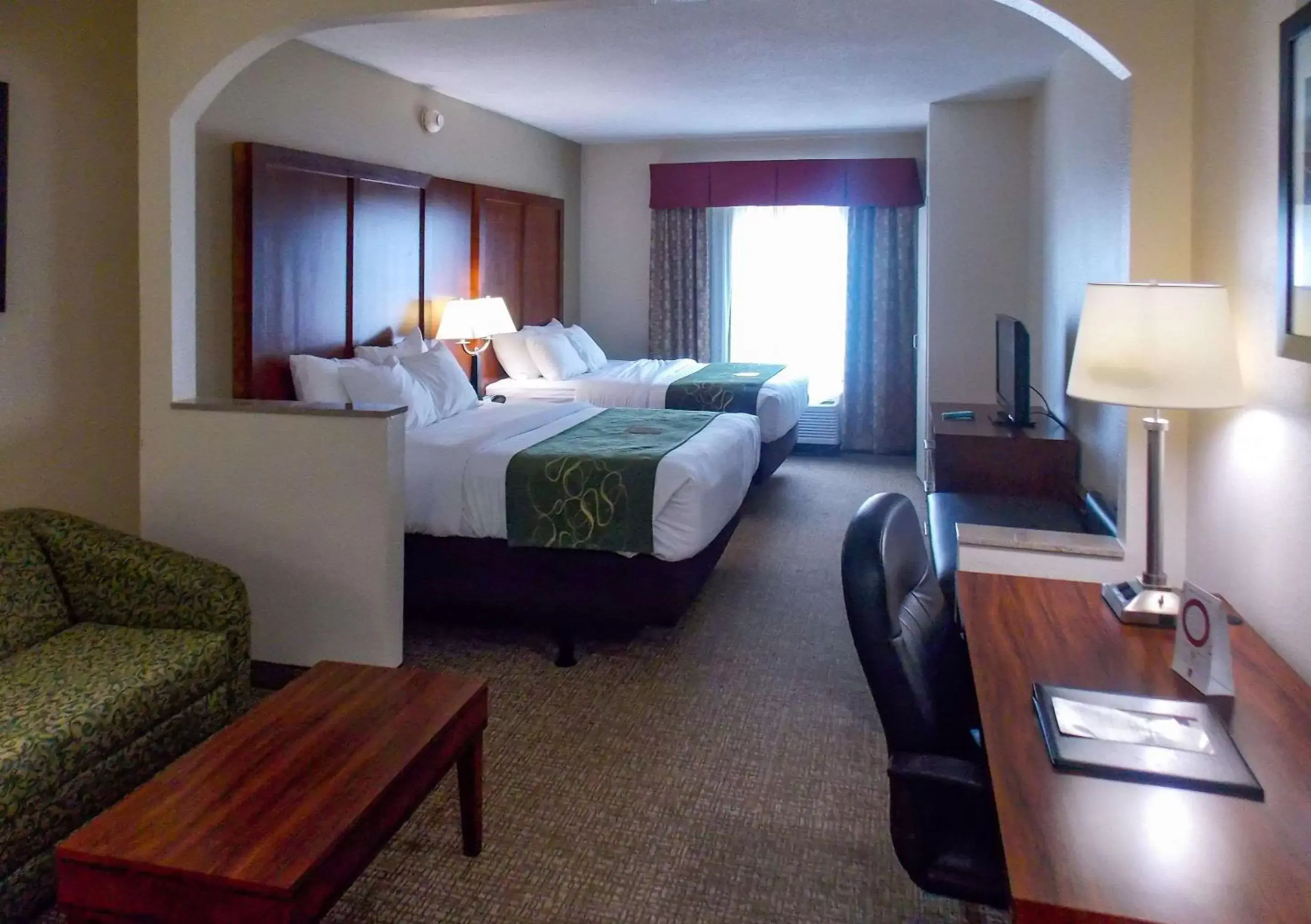 Photo of the whole room, Bed in Comfort Suites Inn at Ridgewood Farm