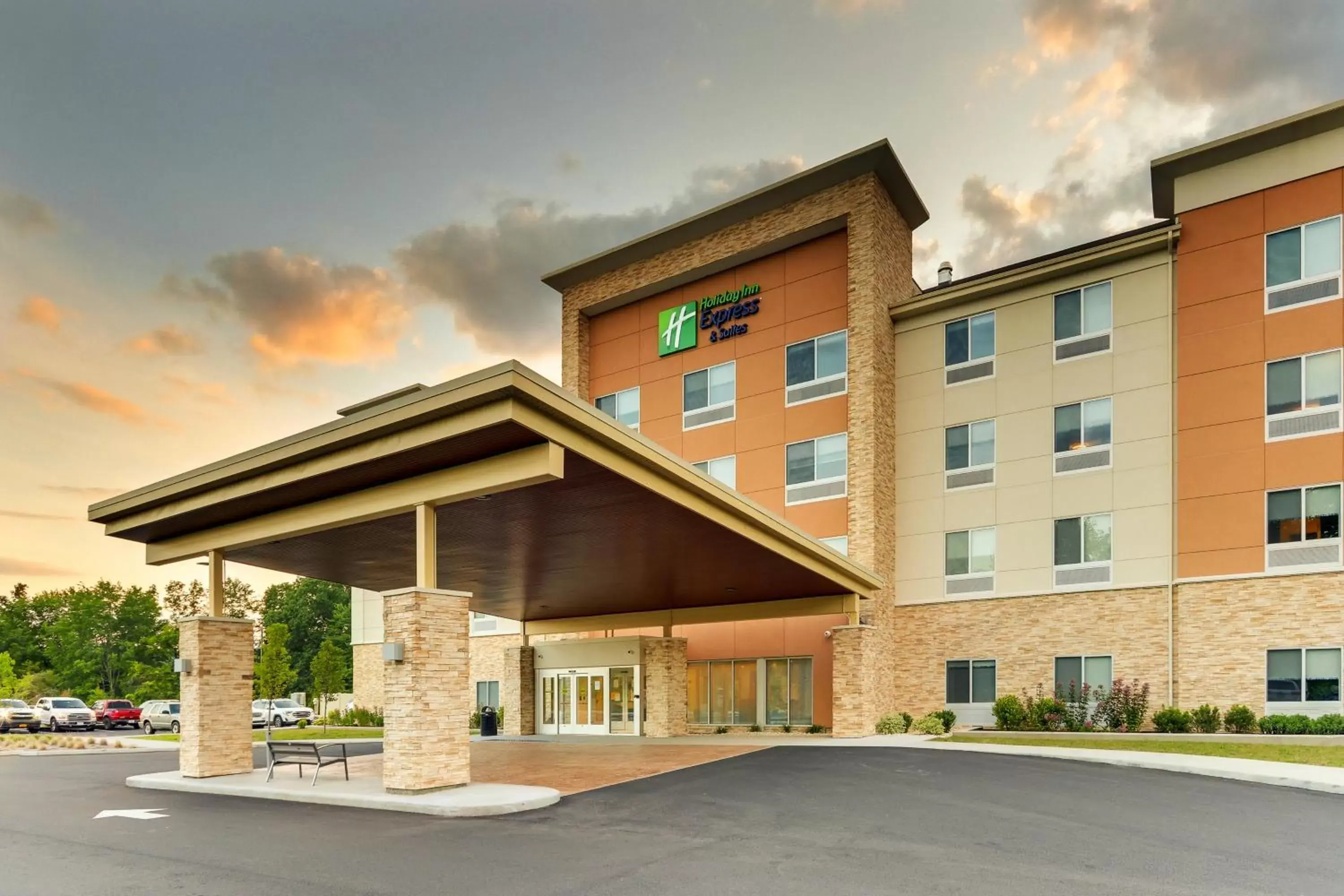 Property Building in Holiday Inn Express & Suites - Saugerties - Hudson Valley, an IHG Hotel