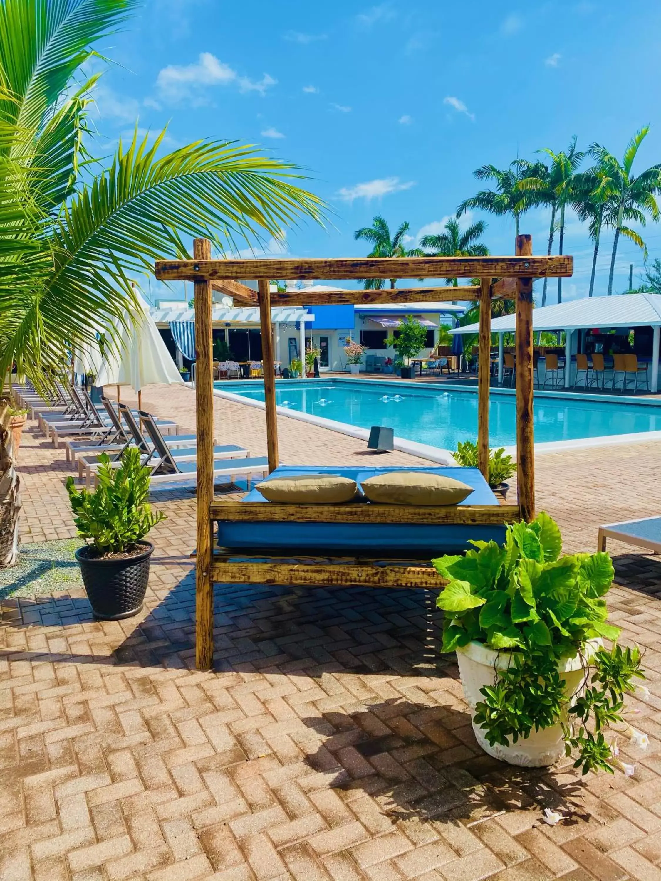 Swimming pool in Skipjack Resort & Marina