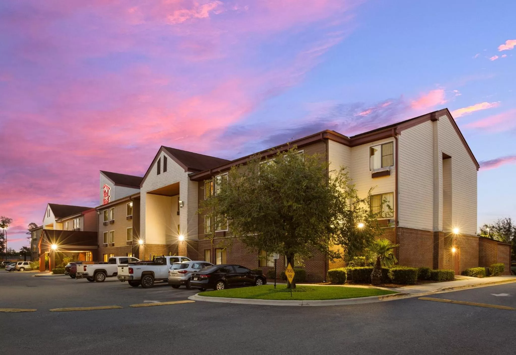 Property building in Red Roof Inn & Suites Savannah Airport