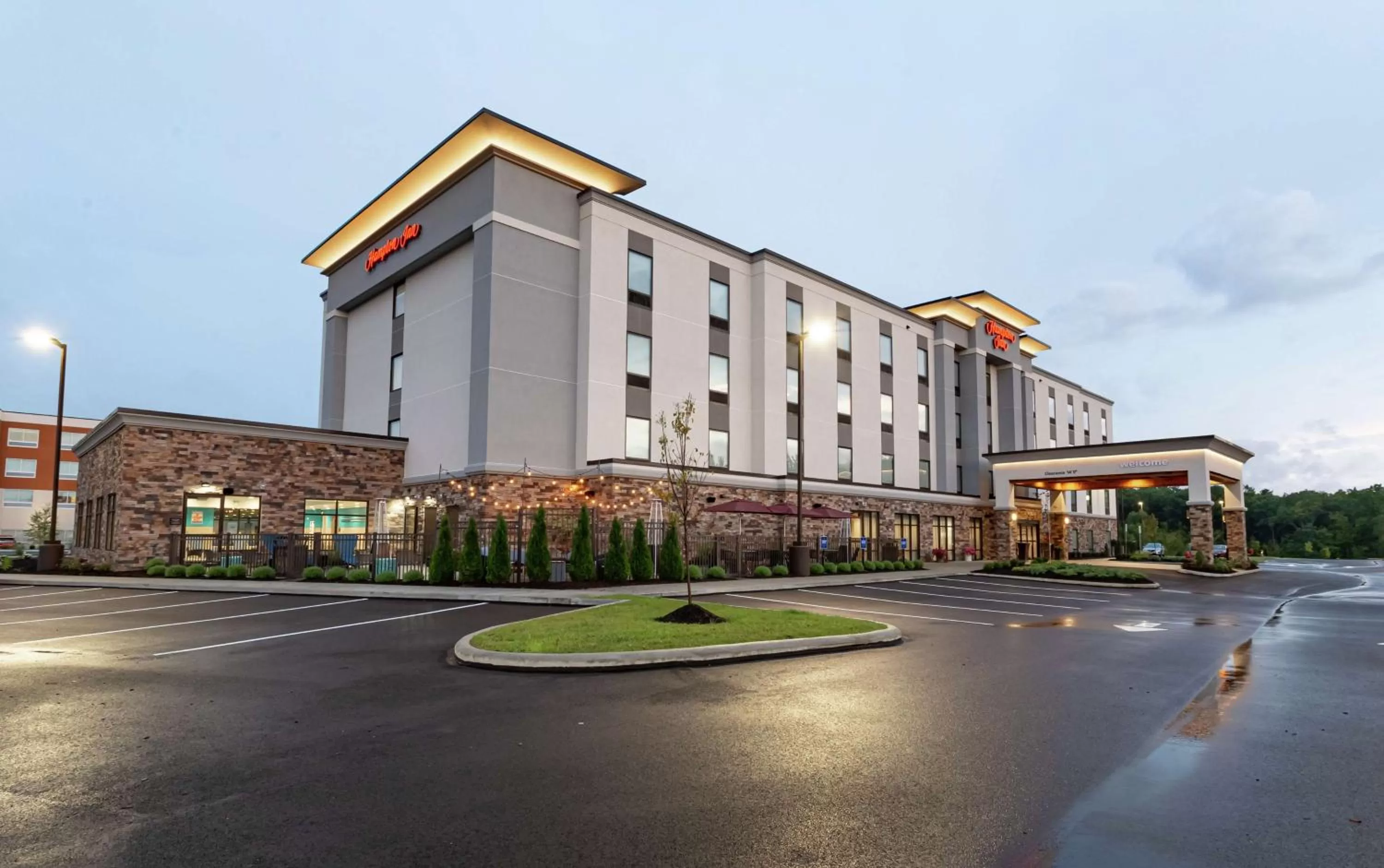Property building in Hampton Inn Madison, OH