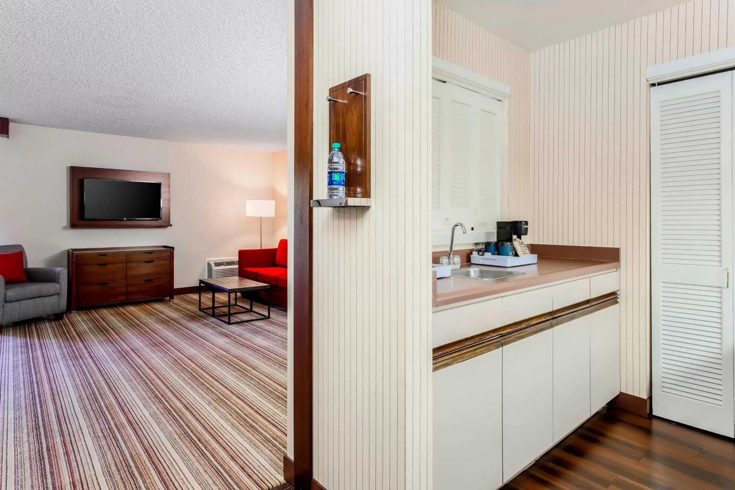 Kitchen or kitchenette, TV/Entertainment Center in Four Points by Sheraton - Pleasanton