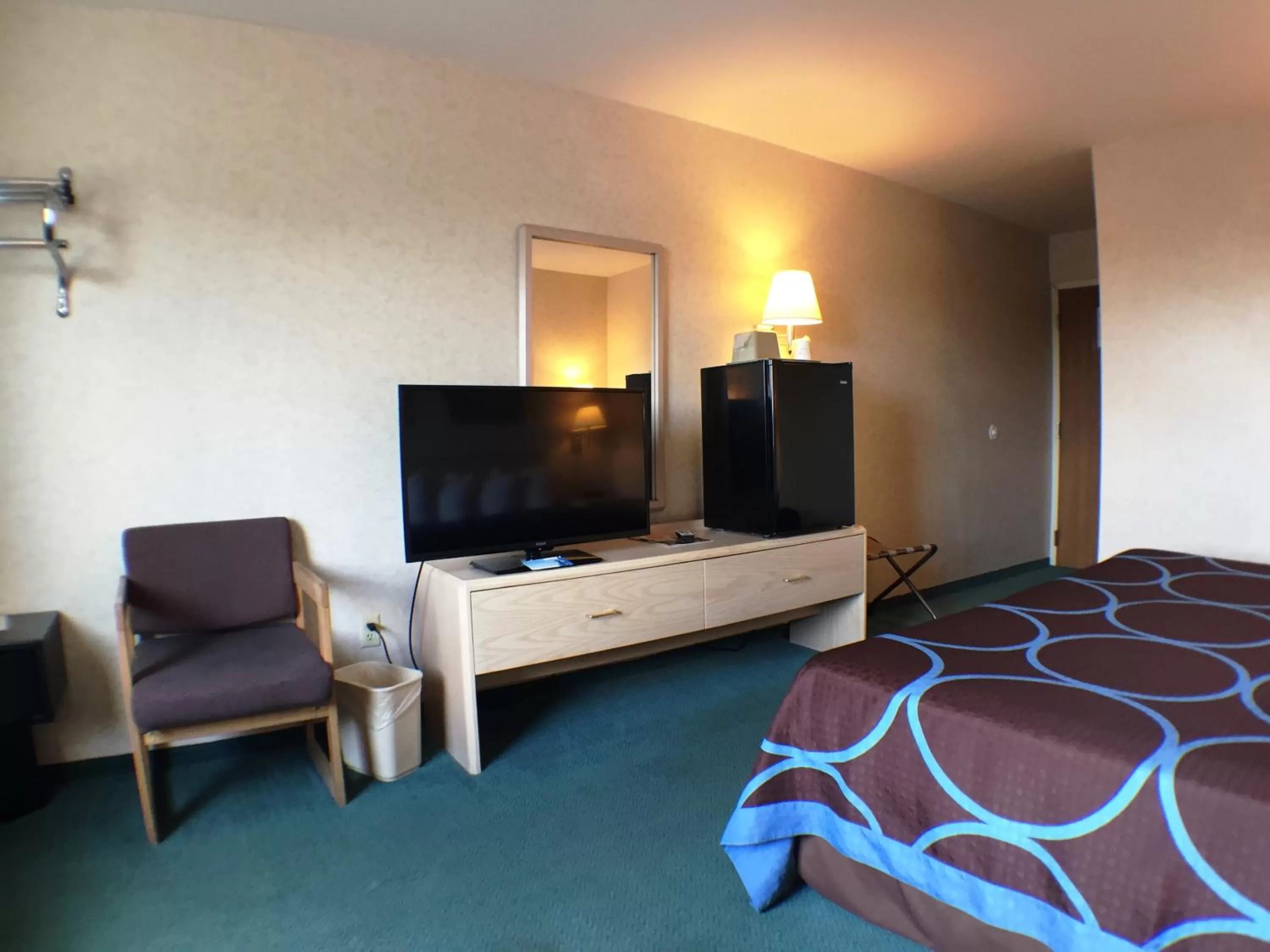 TV and multimedia, Bed in Super 8 by Wyndham Canandaigua