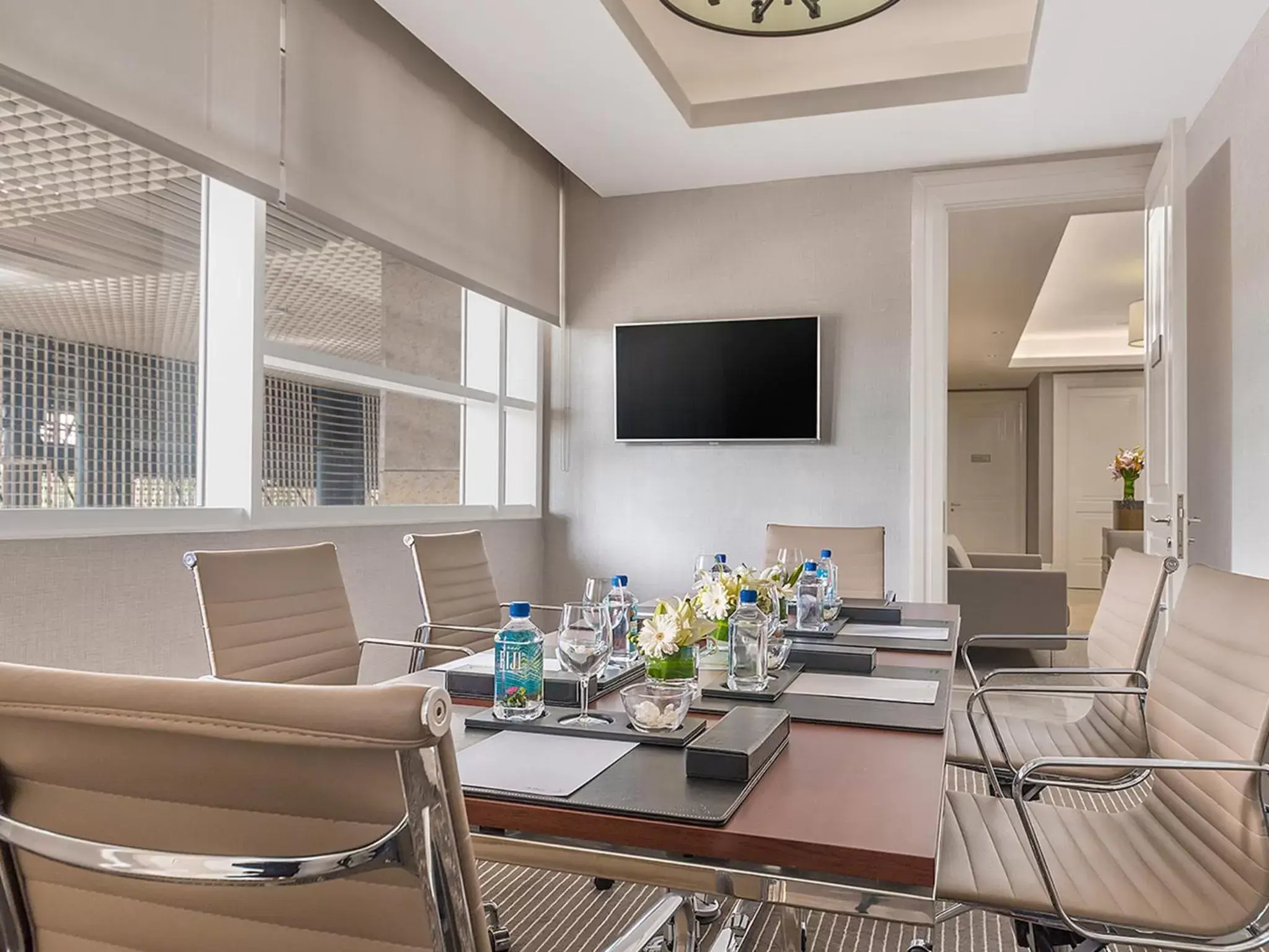 Meeting/conference room, TV/Entertainment Center in Discovery Primea
