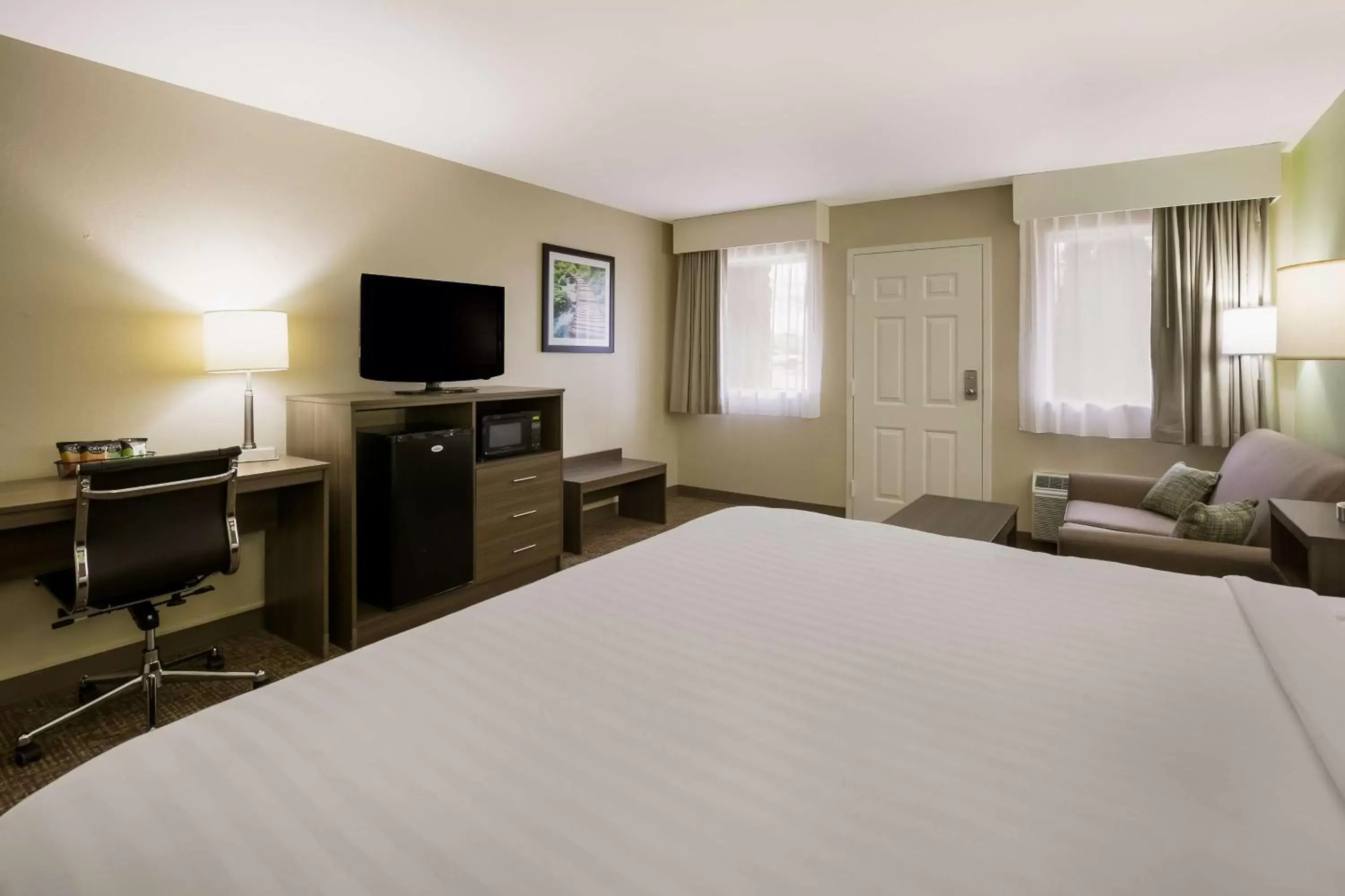 Bedroom, TV/Entertainment Center in Best Western Milton Inn