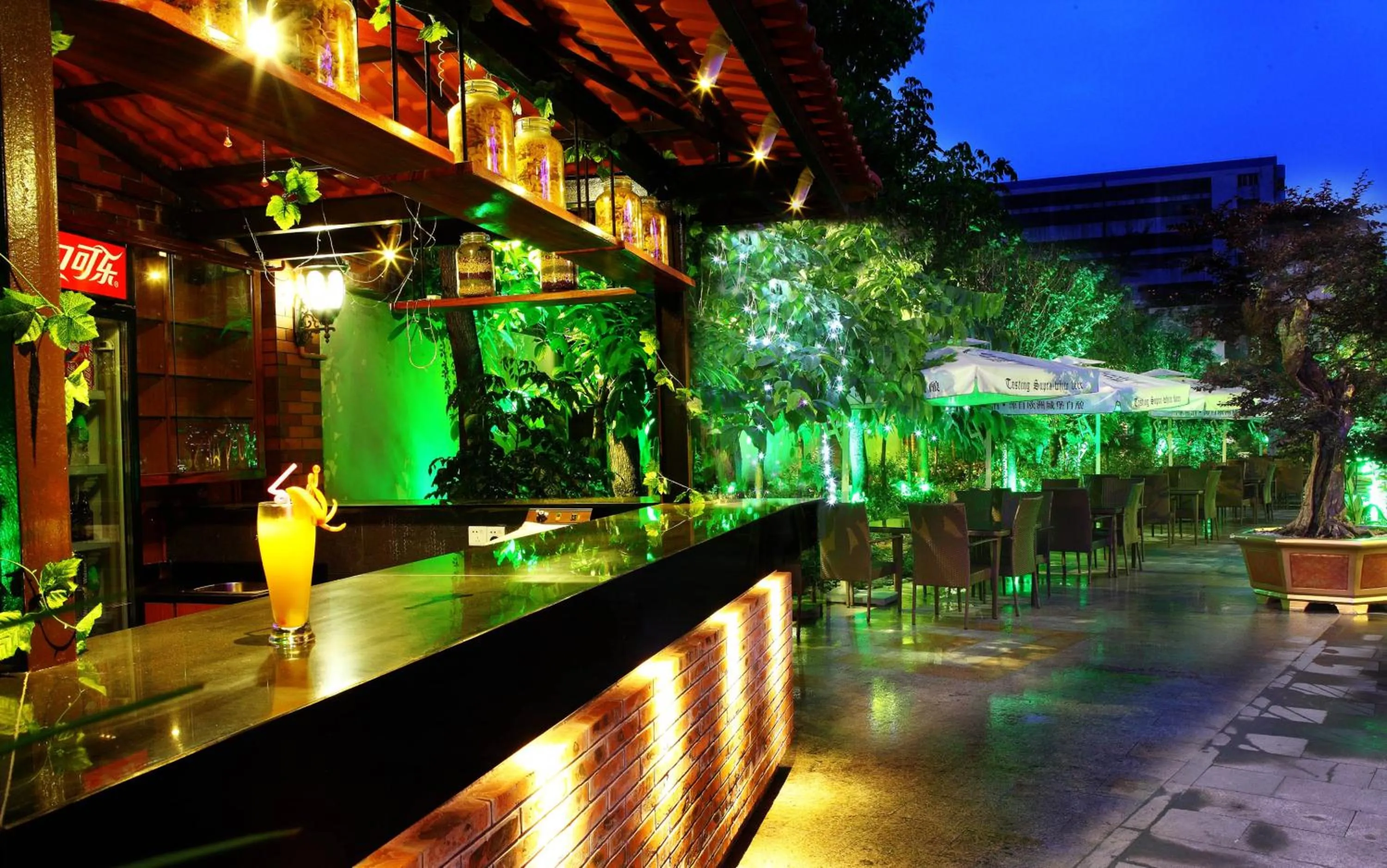 Lounge or bar in Guangzhou The Royal Garden Hotel
