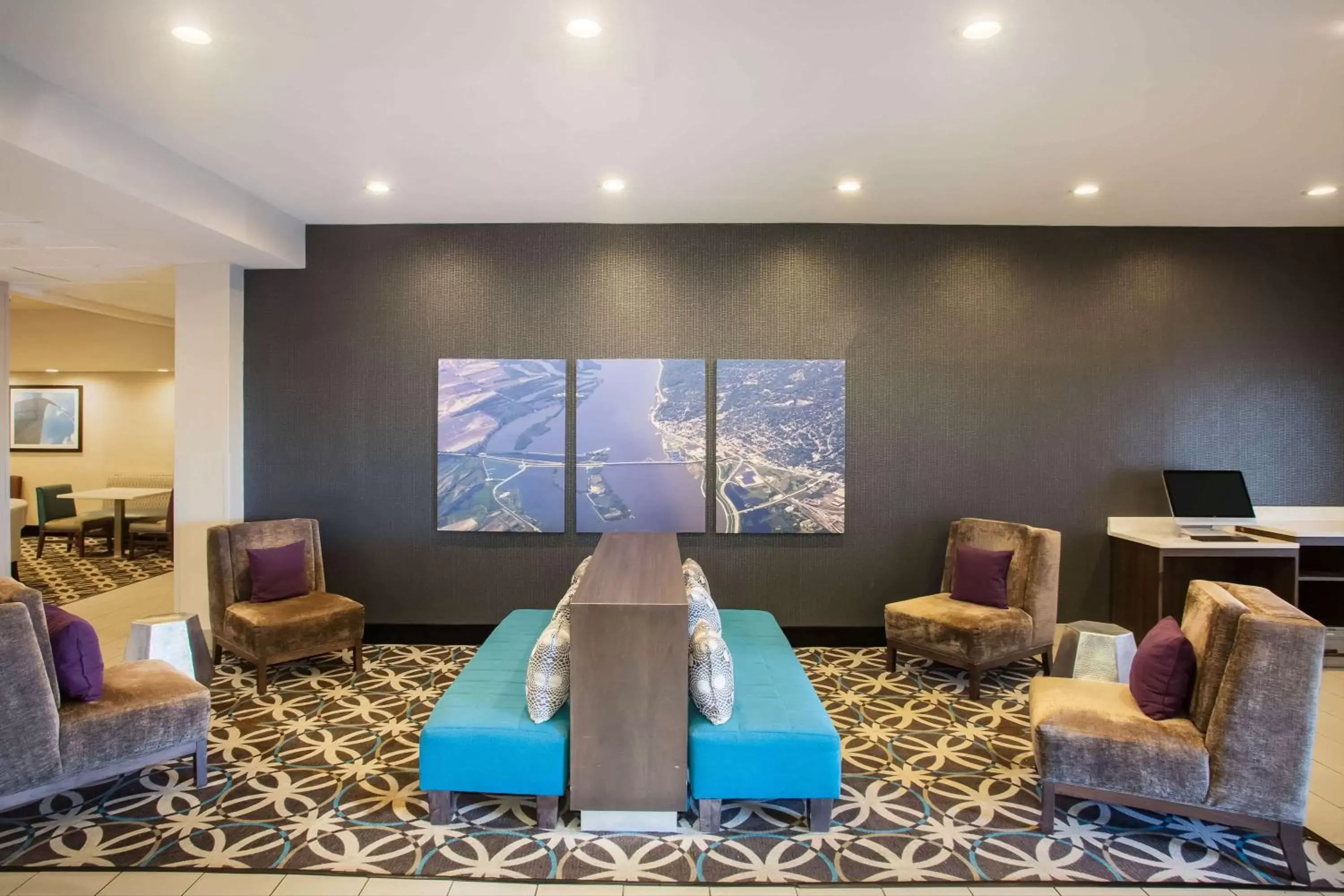 Lobby or reception in La Quinta Inn & Suits by Wyndham Pontoon Beach IL